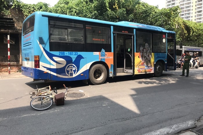 Hà Nội: Va chạm với xe buýt, bé gái bị cán qua bàn chân