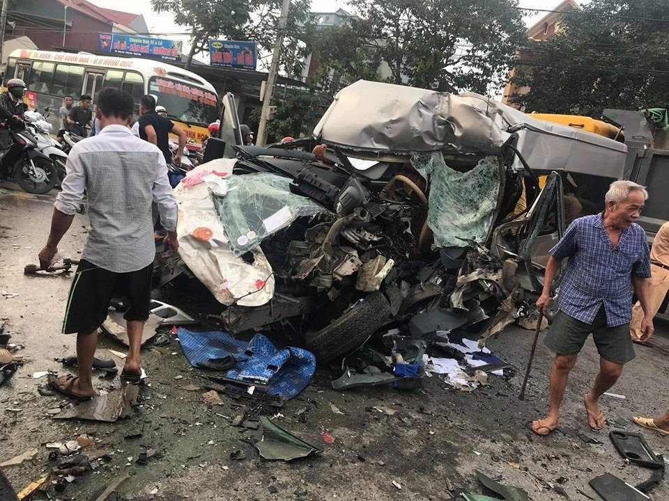 Xe 16 chỗ đối đầu xe tải, 2 tài xế bị thương nặng