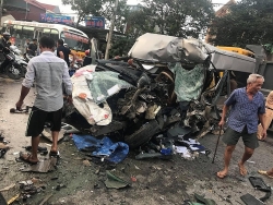 Xe 16 chỗ đối đầu xe tải, 2 tài xế bị thương nặng