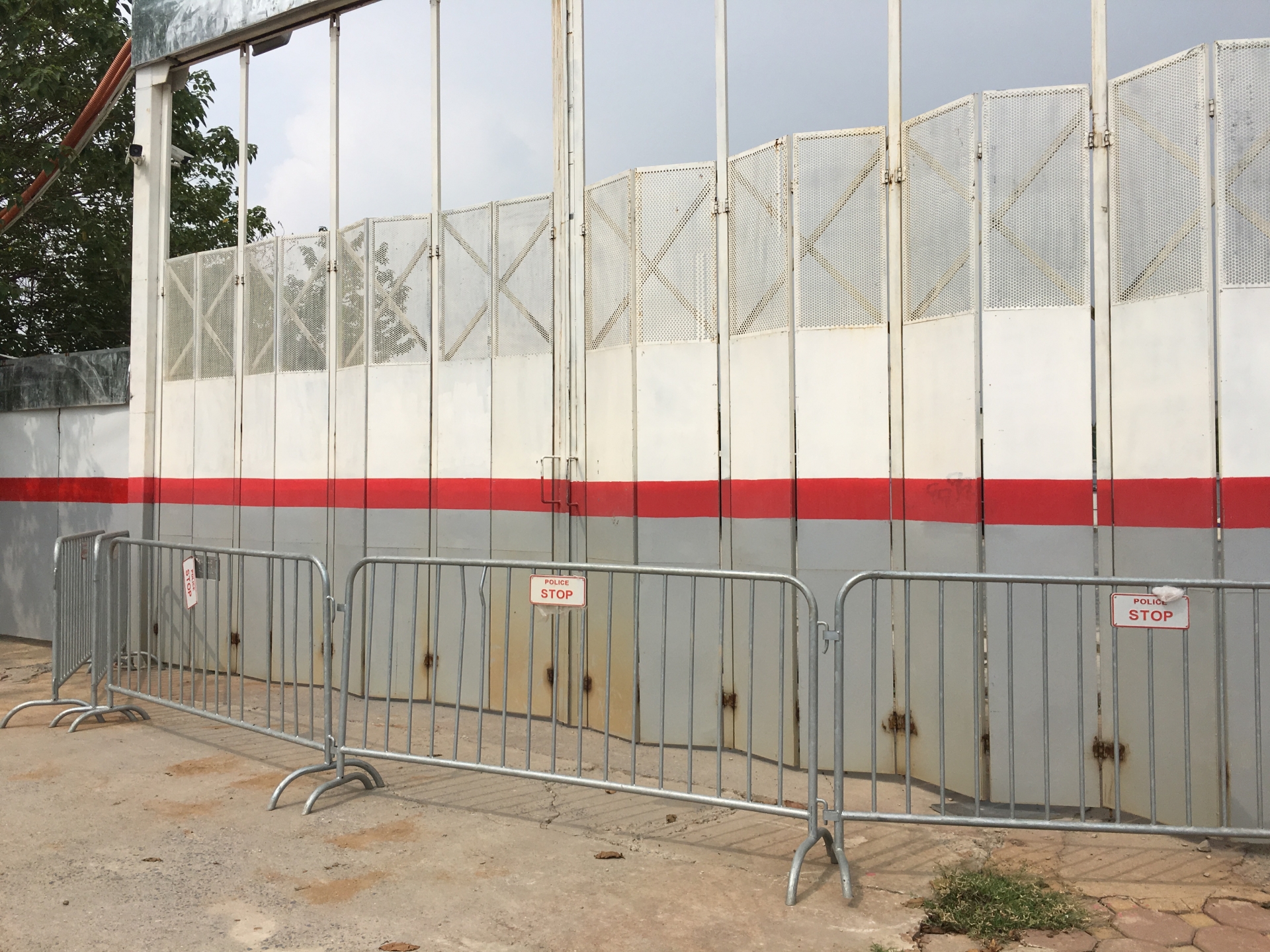 can canh benh vien an sinh sau lenh cuong che cong truong ngon ngang cot sat hoen gi