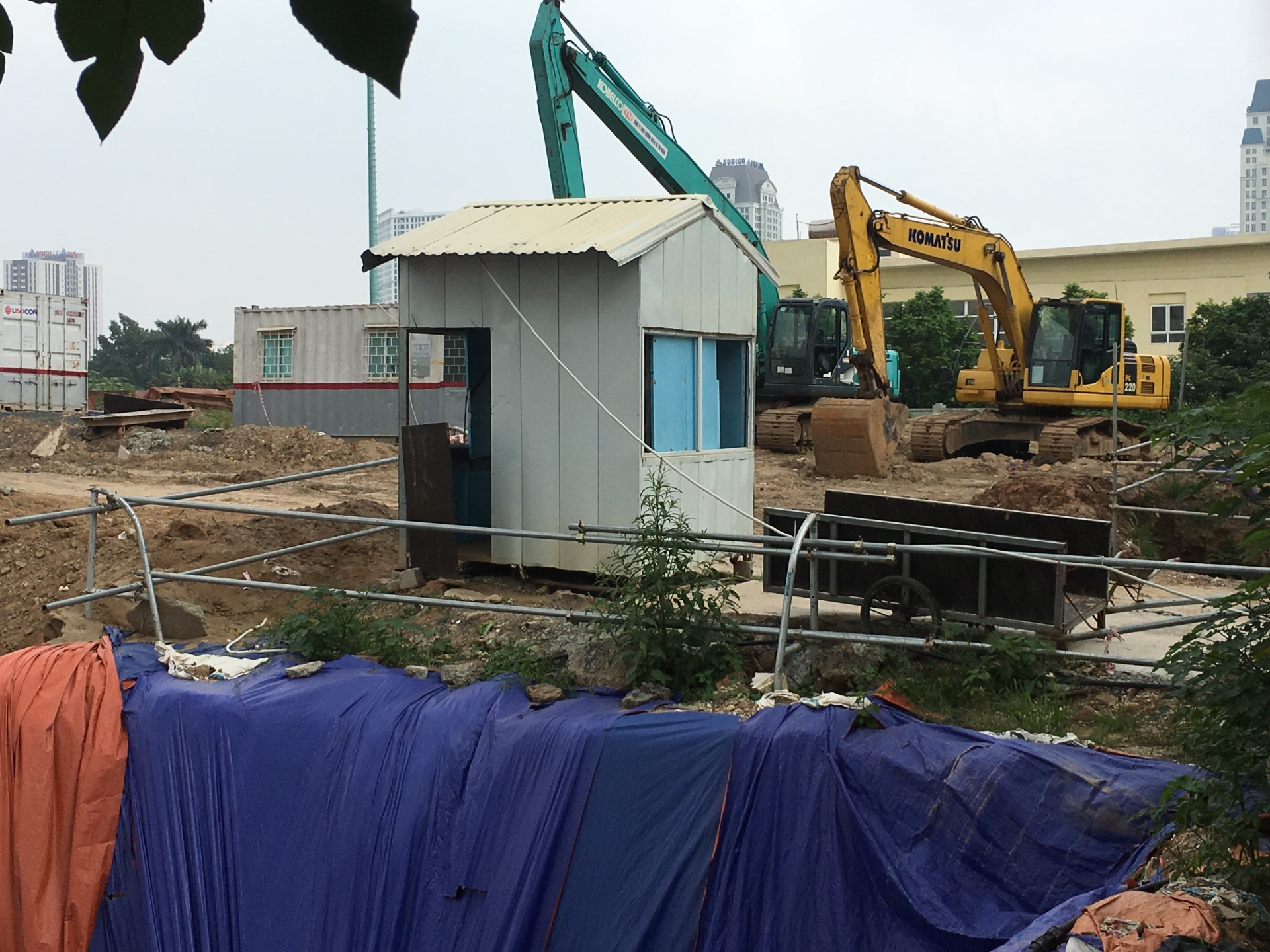 can canh benh vien an sinh sau lenh cuong che cong truong ngon ngang cot sat hoen gi