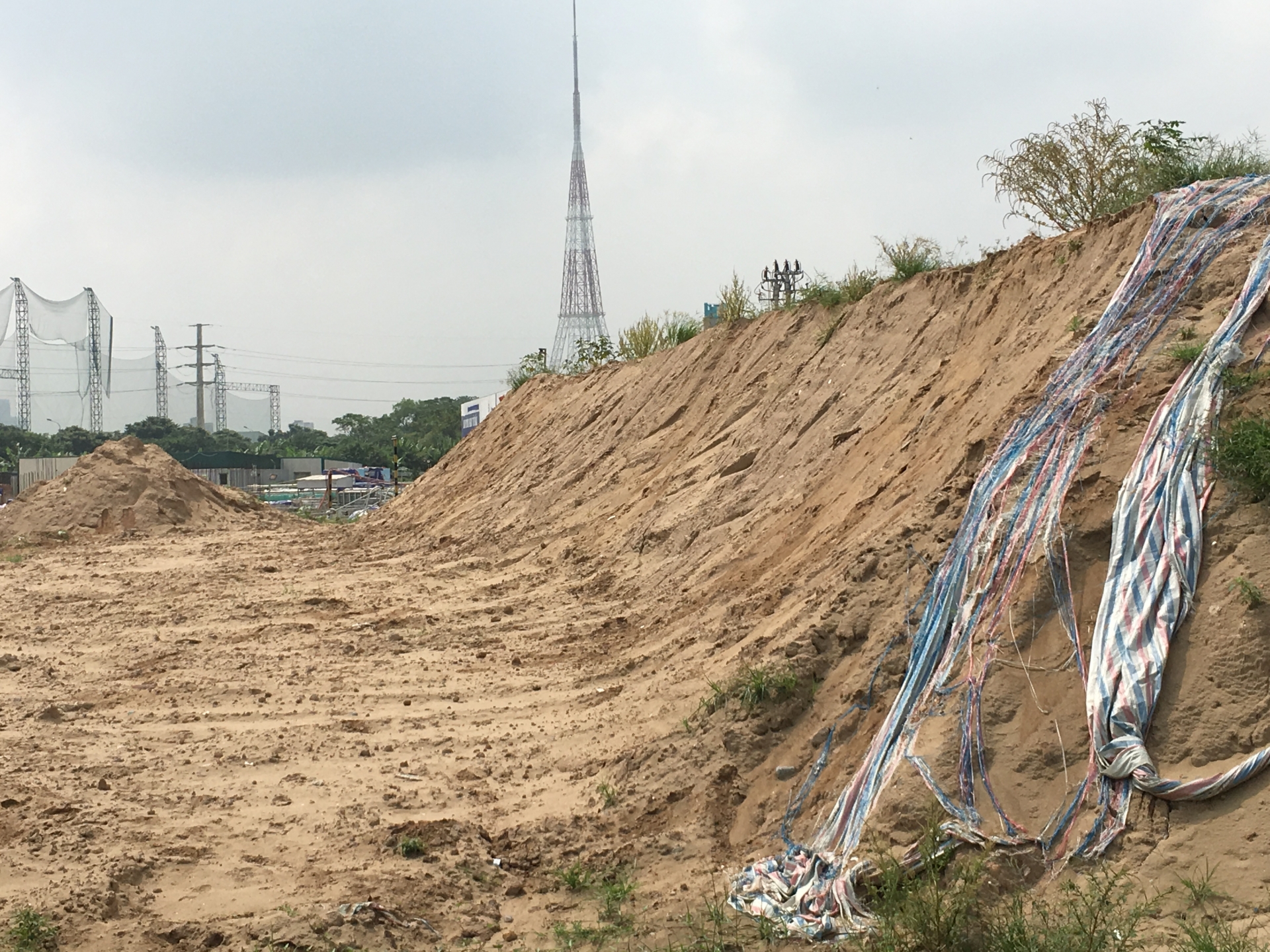 can canh benh vien an sinh sau lenh cuong che cong truong ngon ngang cot sat hoen gi