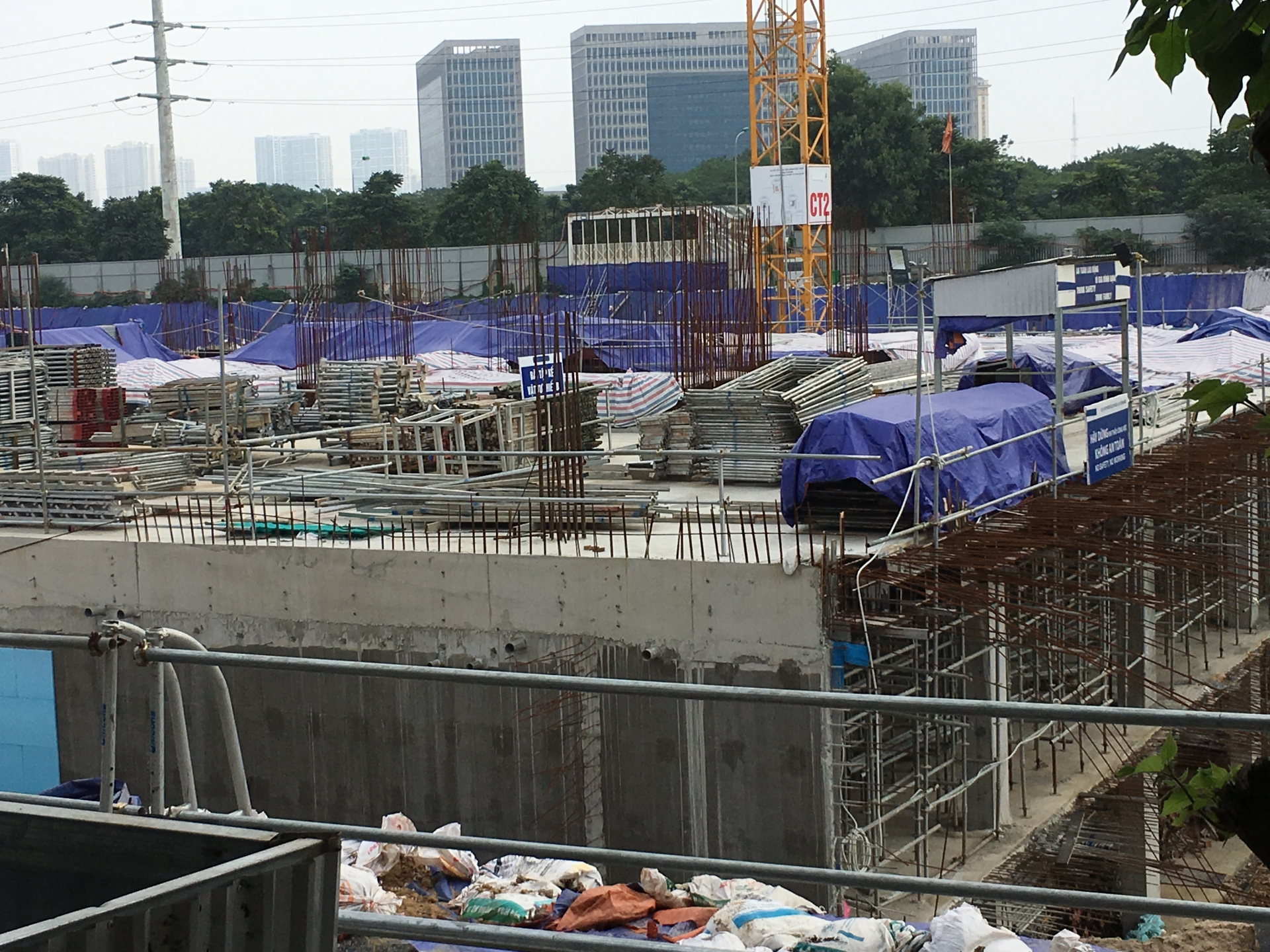 can canh benh vien an sinh sau lenh cuong che cong truong ngon ngang cot sat hoen gi