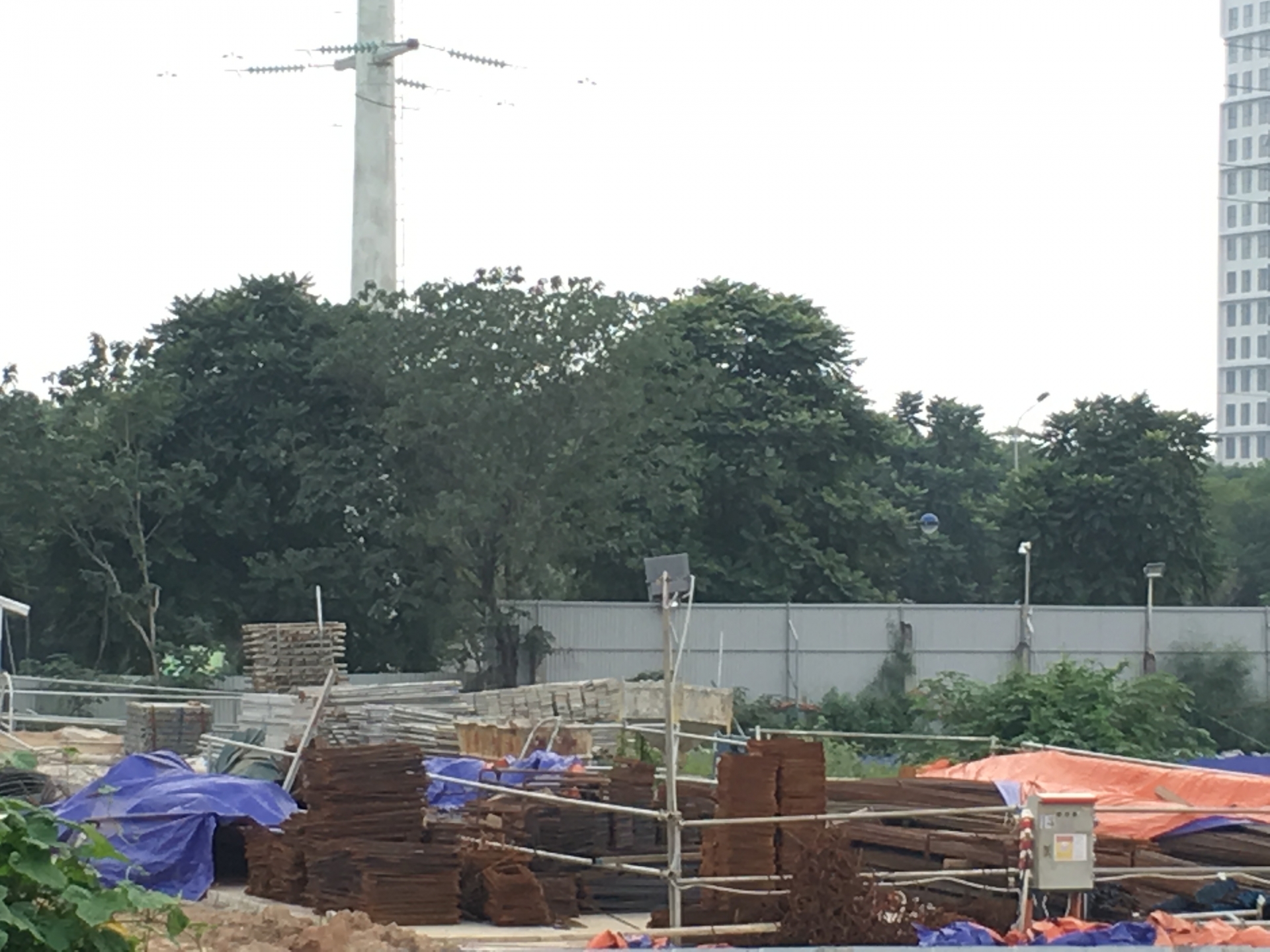 can canh benh vien an sinh sau lenh cuong che cong truong ngon ngang cot sat hoen gi