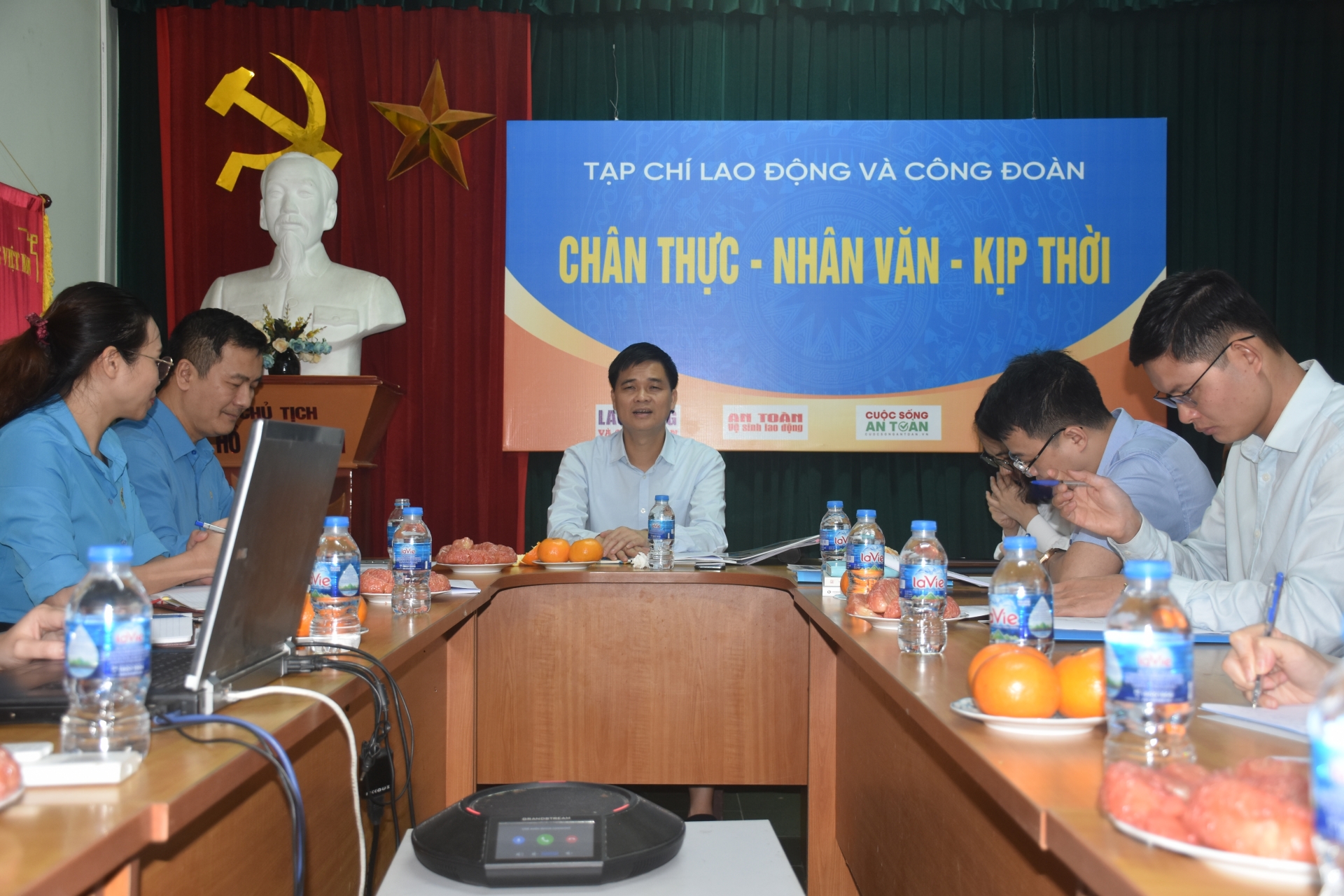 Đồng chí Ngọ Duy Hiểu làm việc với Tạp chí Lao động và Công đoàn Đồng chí Ngọ Duy Hiểu làm việc với Tạp chí Lao động và Công đoàn