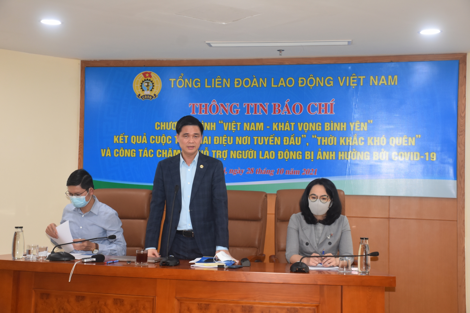 “Việt Nam - Khát vọng bình yên”: Hòa niềm tin reo ca về một cuộc sống bình yên “Việt Nam - Khát vọng bình yên”: Hòa niềm tin reo ca về một cuộc sống bình yên