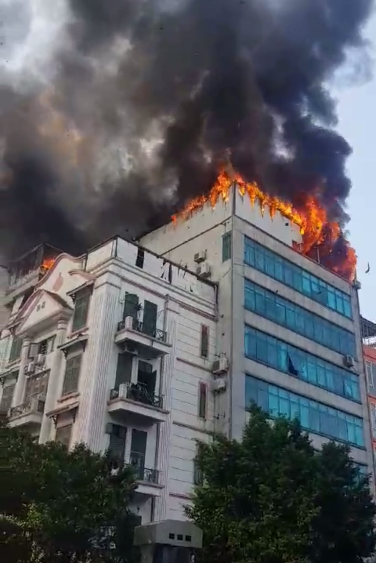 Cháy chung cư mini tại Hà Nội, nhiều cửa kính vỡ tung toé chay chung cu mini tai ha noi nhieu cua kinh vo tung toe