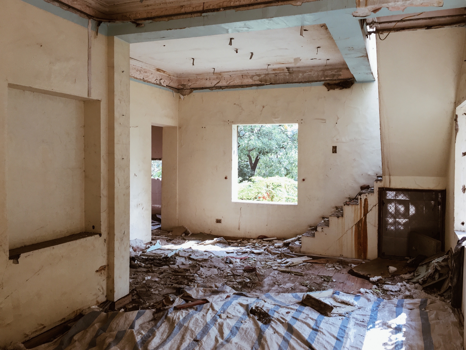 Cảnh tan hoang tại khu tập thể Viện Tư liệu phim trên mảnh "đất vàng" Hà Nội canh tan hoang tai khu tap the vien tu lieu phim tren manh dat vang ha noi