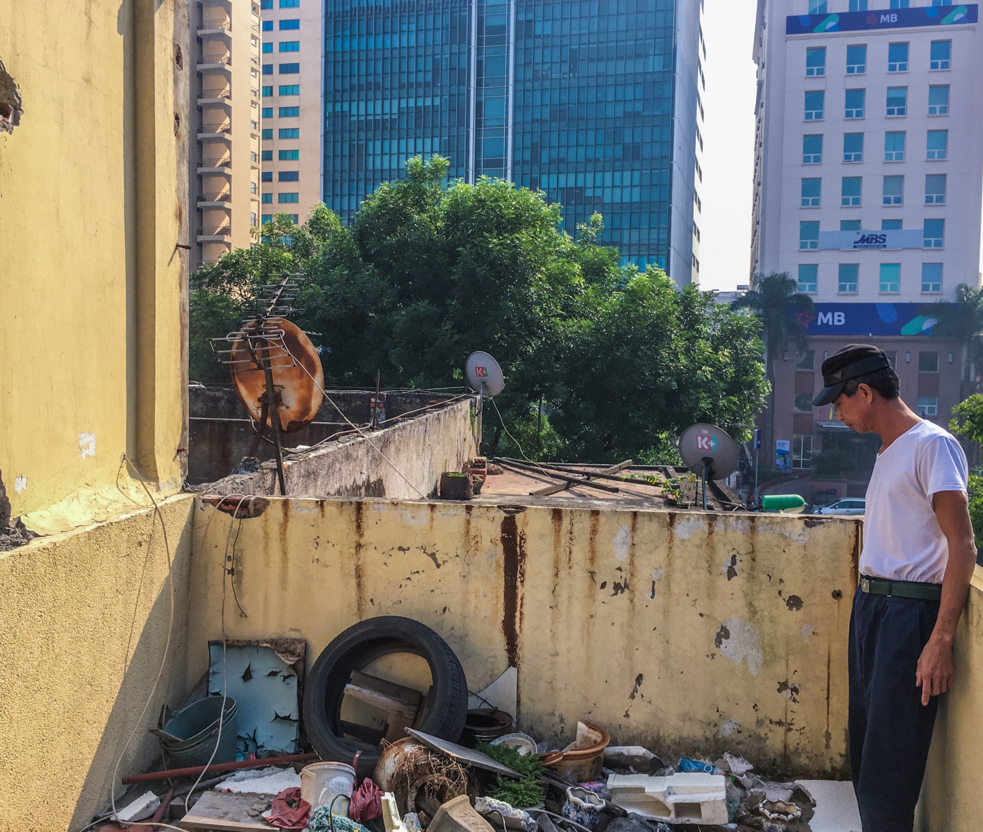 Cảnh tan hoang tại khu tập thể Viện Tư liệu phim trên mảnh "đất vàng" Hà Nội canh tan hoang tai khu tap the vien tu lieu phim tren manh dat vang ha noi