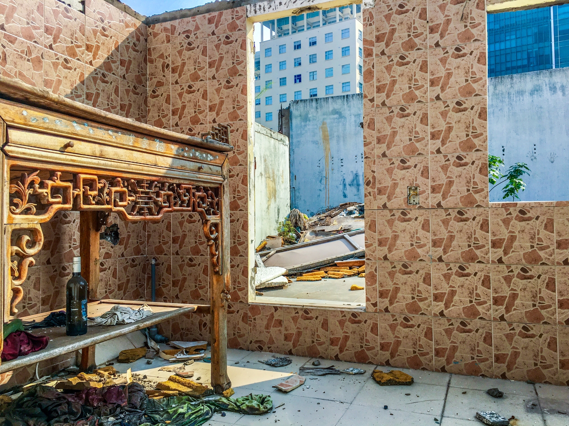 Cảnh tan hoang tại khu tập thể Viện Tư liệu phim trên mảnh "đất vàng" Hà Nội canh tan hoang tai khu tap the vien tu lieu phim tren manh dat vang ha noi