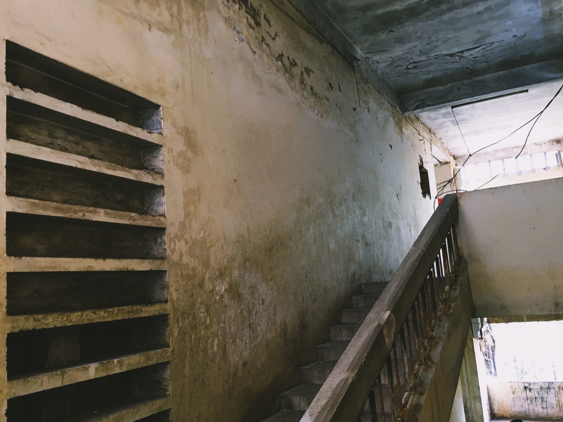 Cảnh tan hoang tại khu tập thể Viện Tư liệu phim trên mảnh "đất vàng" Hà Nội canh tan hoang tai khu tap the vien tu lieu phim tren manh dat vang ha noi