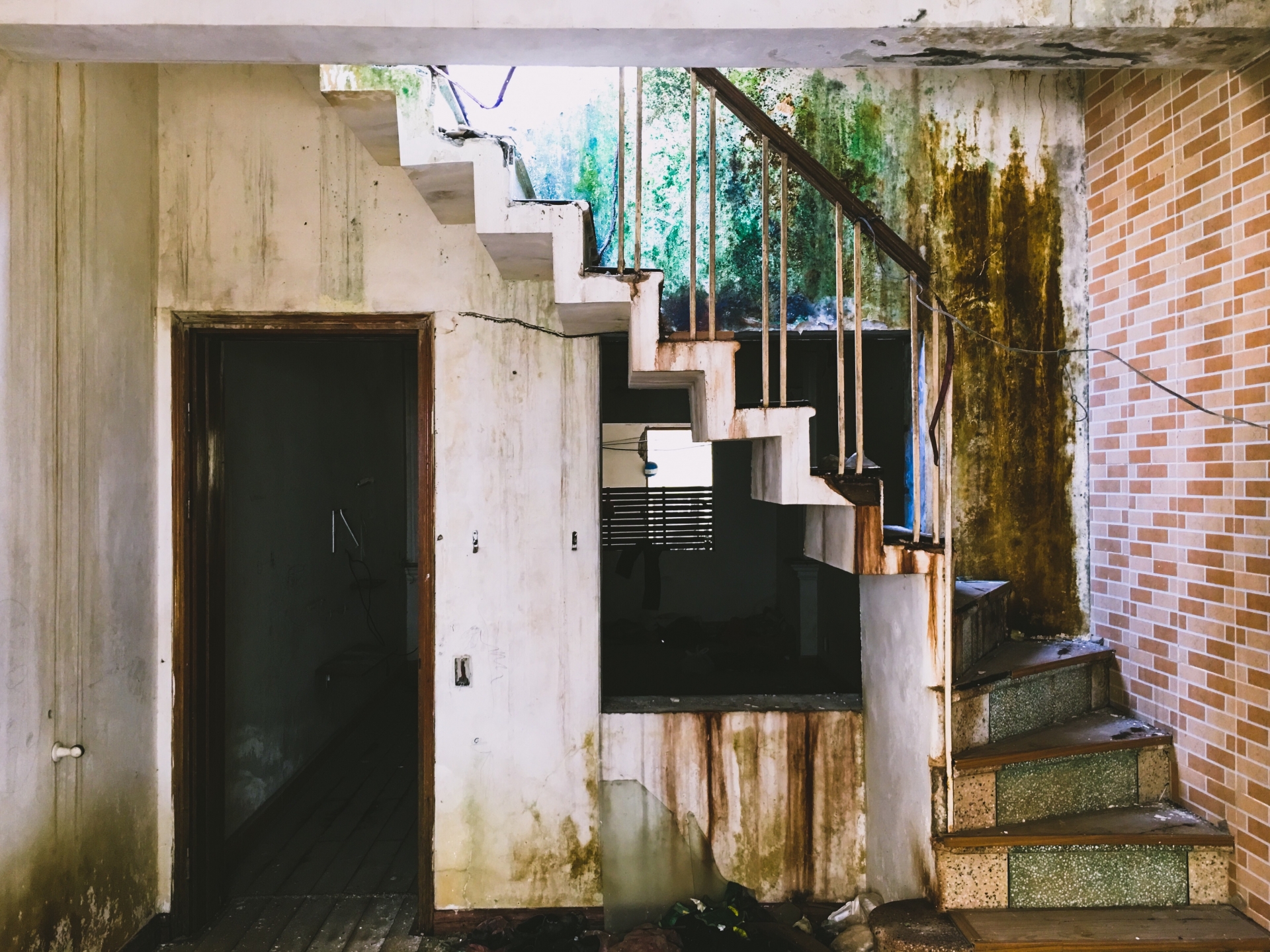 Cảnh tan hoang tại khu tập thể Viện Tư liệu phim trên mảnh "đất vàng" Hà Nội canh tan hoang tai khu tap the vien tu lieu phim tren manh dat vang ha noi