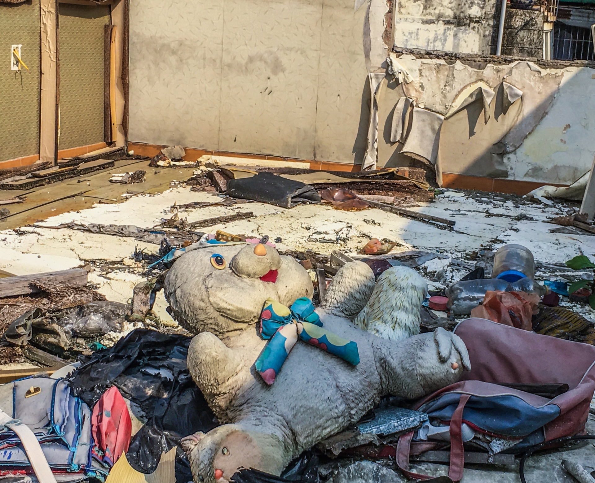 Cảnh tan hoang tại khu tập thể Viện Tư liệu phim trên mảnh "đất vàng" Hà Nội canh tan hoang tai khu tap the vien tu lieu phim tren manh dat vang ha noi