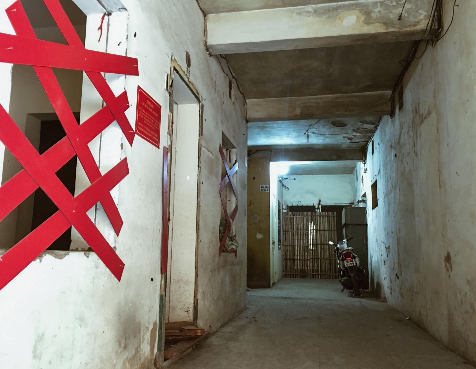 Cảnh tan hoang tại khu tập thể Viện Tư liệu phim trên mảnh "đất vàng" Hà Nội canh tan hoang tai khu tap the vien tu lieu phim tren manh dat vang ha noi