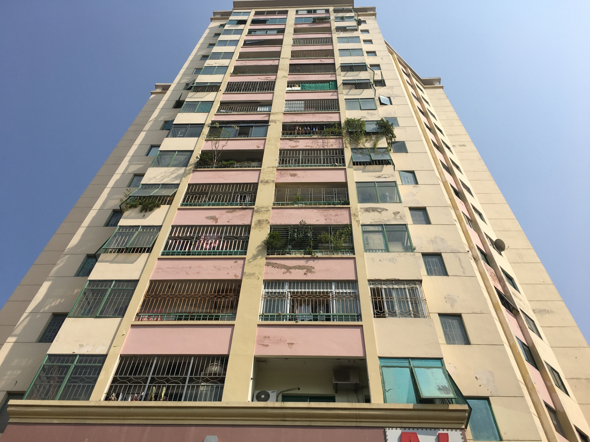 Cháy tại Làng quốc tế Thăng Long: Sau tiếng nổ lớn, khói lửa nghi ngút tại hiện trường chay tai lang quoc te thang long sau tieng no lon khoi lua nghi ngut tai hien truong