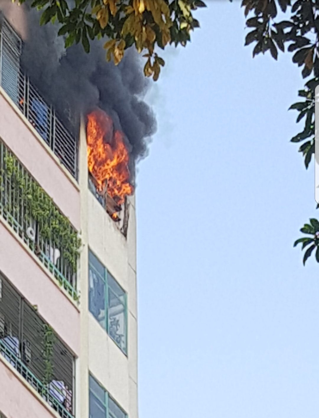 Cháy tại Làng quốc tế Thăng Long: Sau tiếng nổ lớn, khói lửa nghi ngút tại hiện trường chay tai lang quoc te thang long sau tieng no lon khoi lua nghi ngut tai hien truong