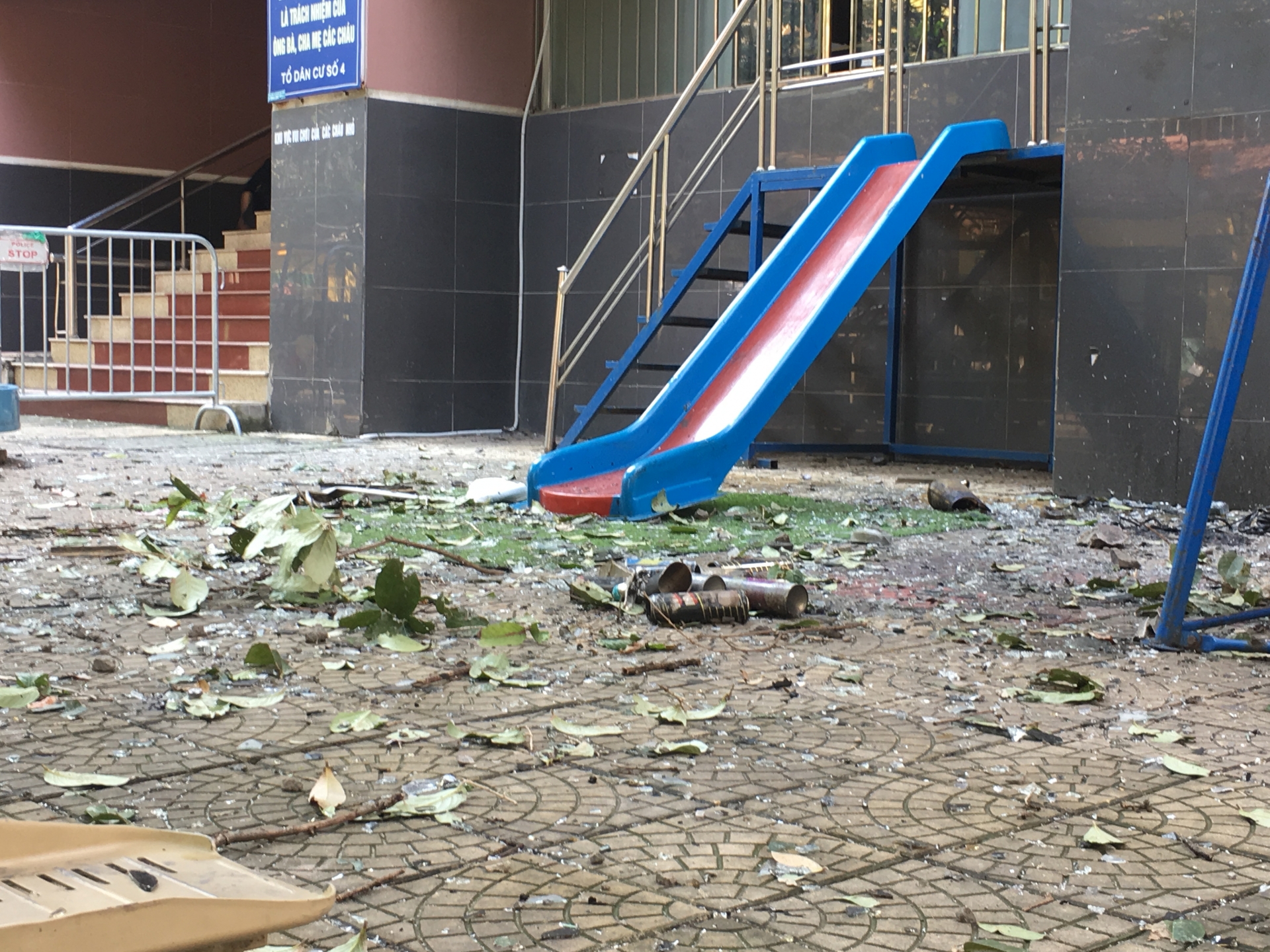 Cháy tại Làng quốc tế Thăng Long: Sau tiếng nổ lớn, khói lửa nghi ngút tại hiện trường chay tai lang quoc te thang long sau tieng no lon khoi lua nghi ngut tai hien truong