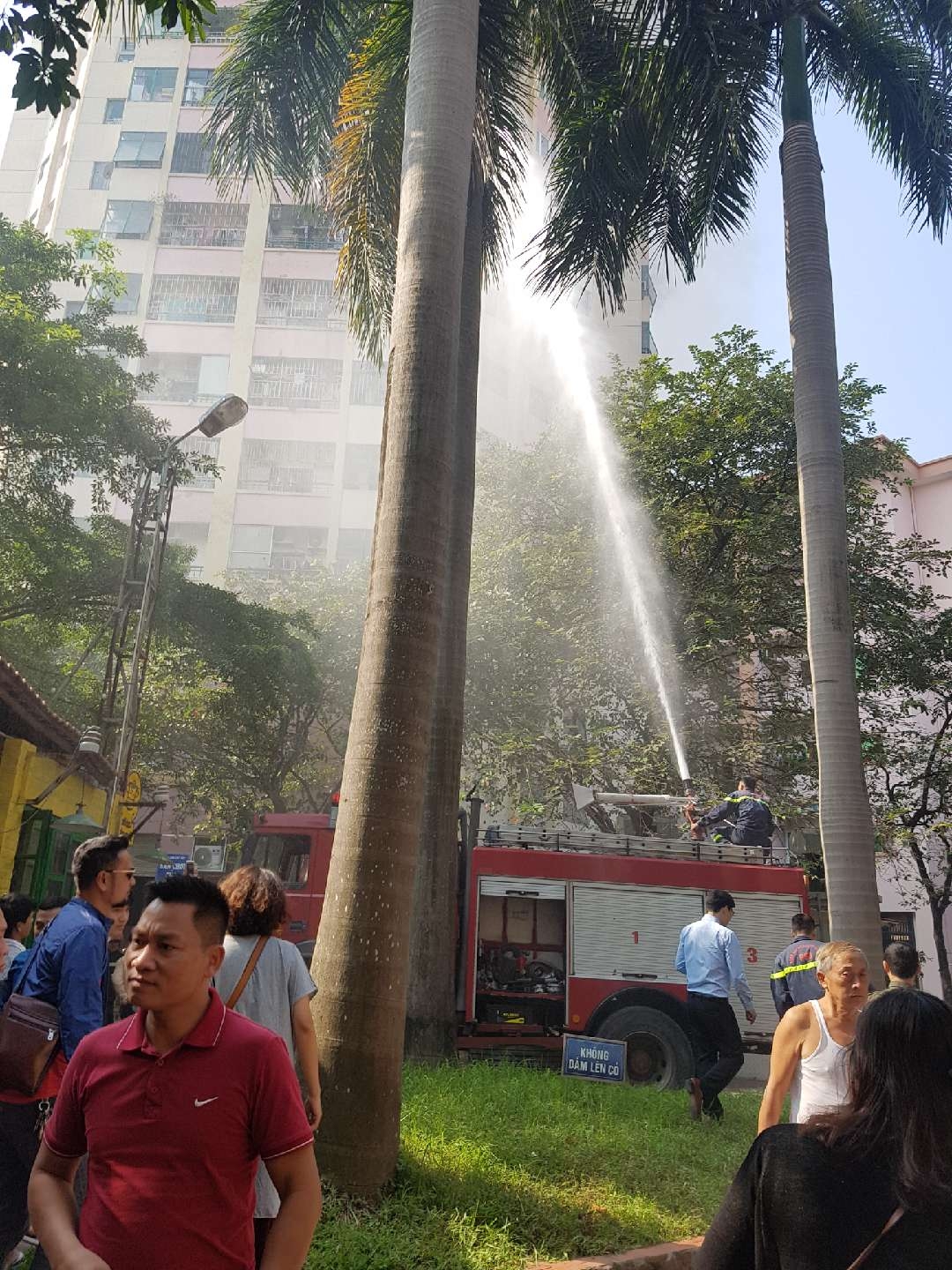 Cháy tại Làng quốc tế Thăng Long: Sau tiếng nổ lớn, khói lửa nghi ngút tại hiện trường chay tai lang quoc te thang long sau tieng no lon khoi lua nghi ngut tai hien truong