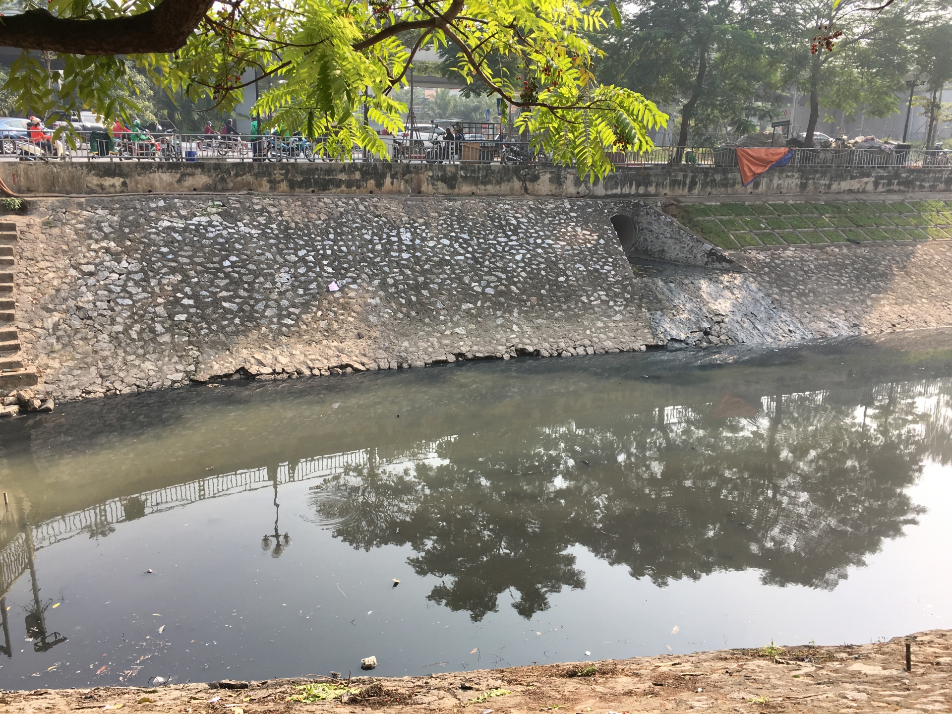 Sông Tô Lịch đen ngòm, bốc mùi hôi thối sau khi tháo dỡ hệ thống làm sạch song to lich den ngom boc mui hoi thoi sau khi thao do he thong lam sach