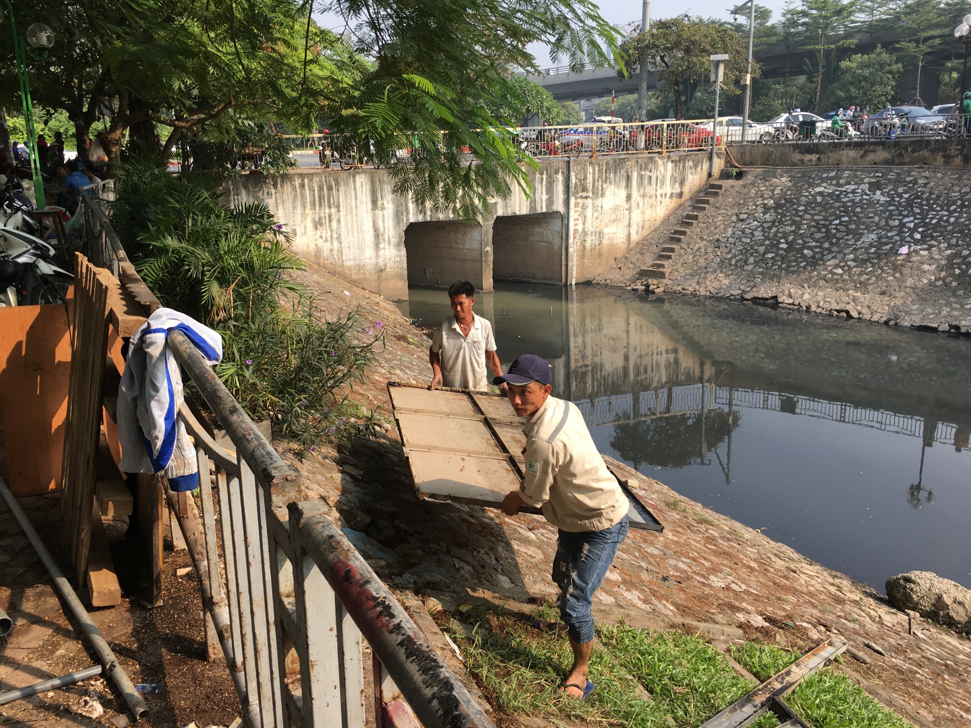Sông Tô Lịch đen ngòm, bốc mùi hôi thối sau khi tháo dỡ hệ thống làm sạch song to lich den ngom boc mui hoi thoi sau khi thao do he thong lam sach