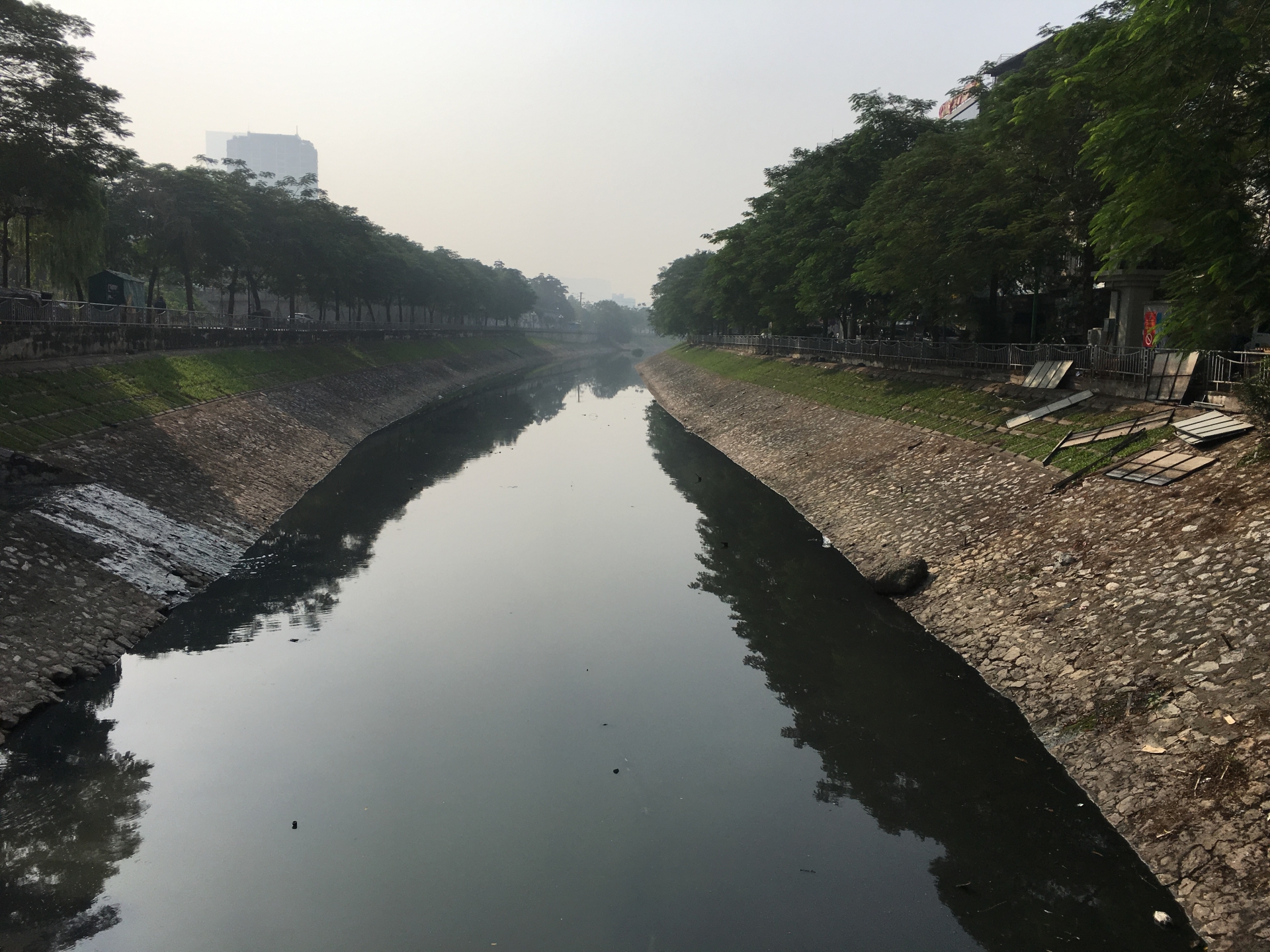 Sông Tô Lịch đen ngòm, bốc mùi hôi thối sau khi tháo dỡ hệ thống làm sạch song to lich den ngom boc mui hoi thoi sau khi thao do he thong lam sach