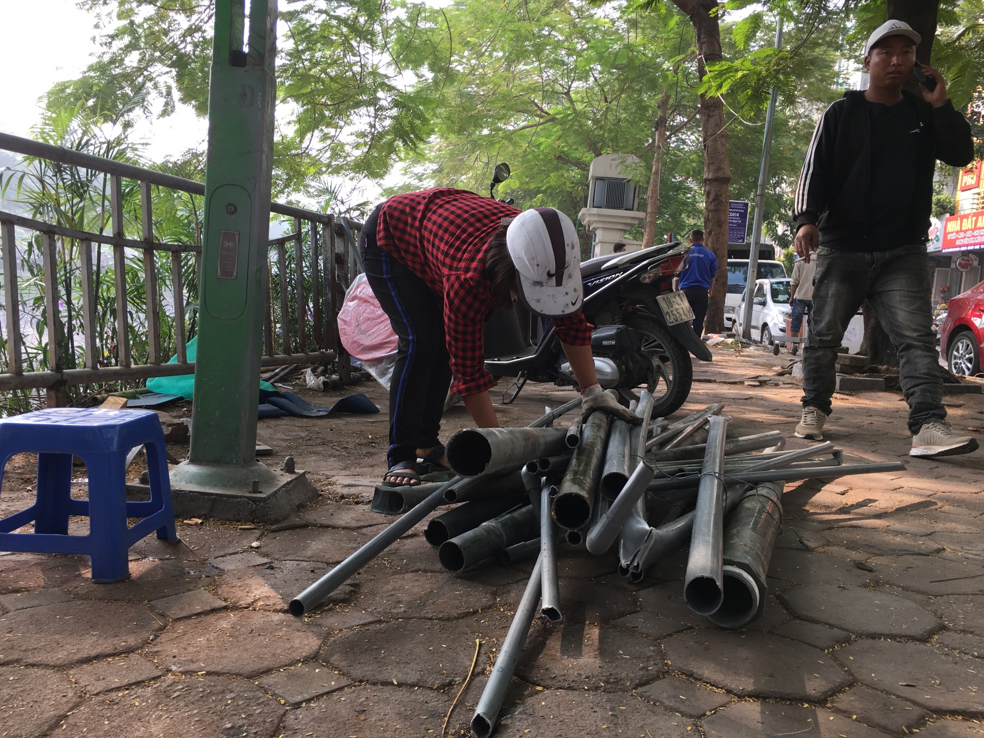 Sông Tô Lịch đen ngòm, bốc mùi hôi thối sau khi tháo dỡ hệ thống làm sạch song to lich den ngom boc mui hoi thoi sau khi thao do he thong lam sach