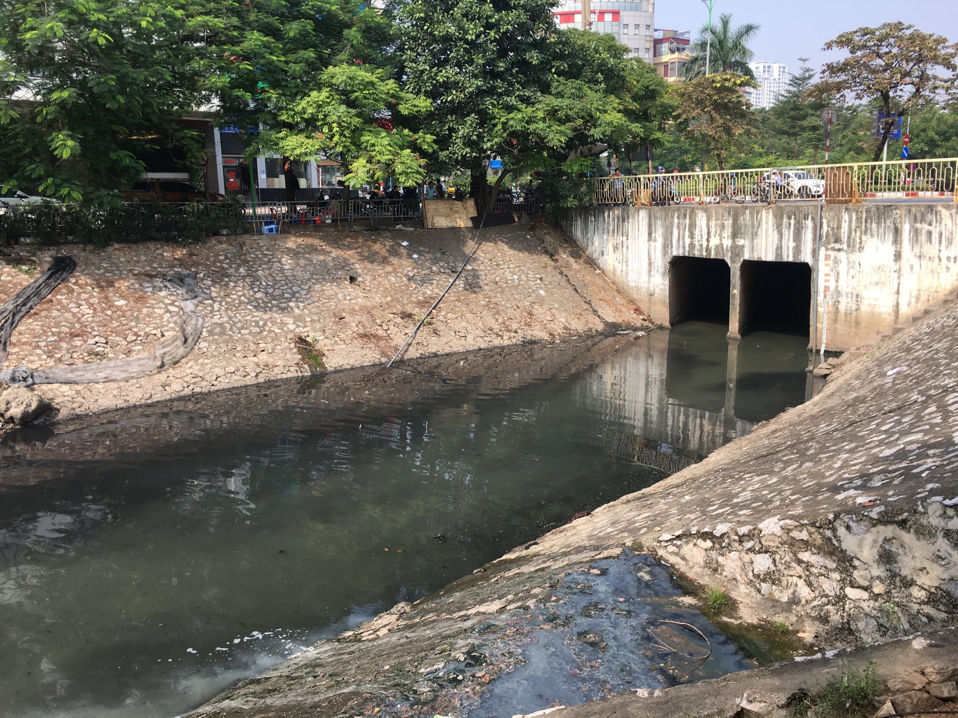 Tháo dỡ hệ thống làm sạch sông Tô Lịch: Người dân nói gì? thao do he thong lam sach song to lich nguoi dan noi gi