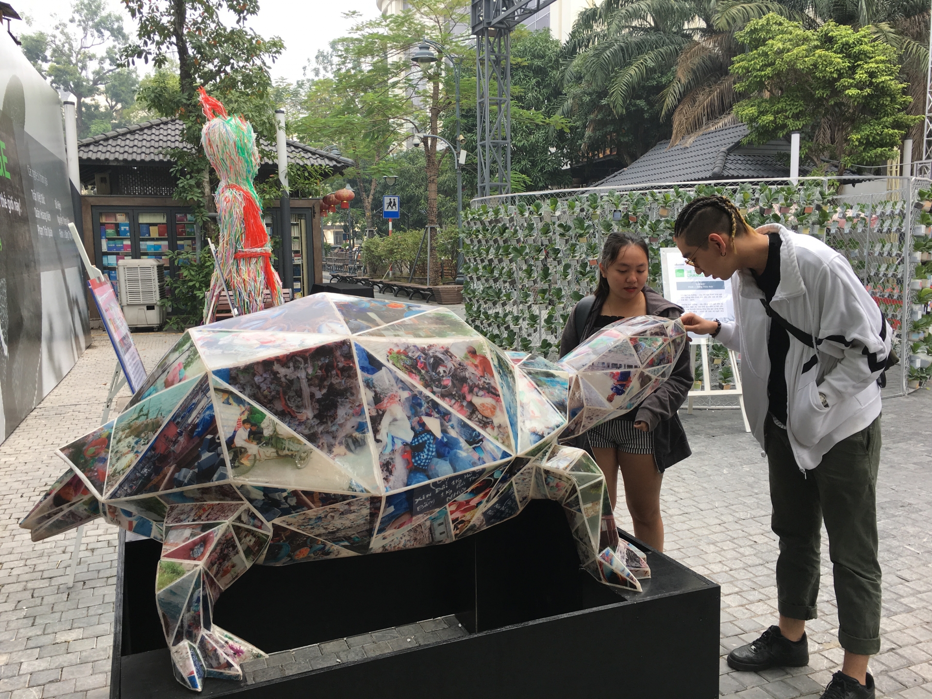 Triển lãm Davines Art Series 7: Rác thải nhựa làm chất liệu cho tác phẩm nghệ thuật trien lam davines art series 7 rac thai nhua lam chat lieu cho tac pham nghe thuat