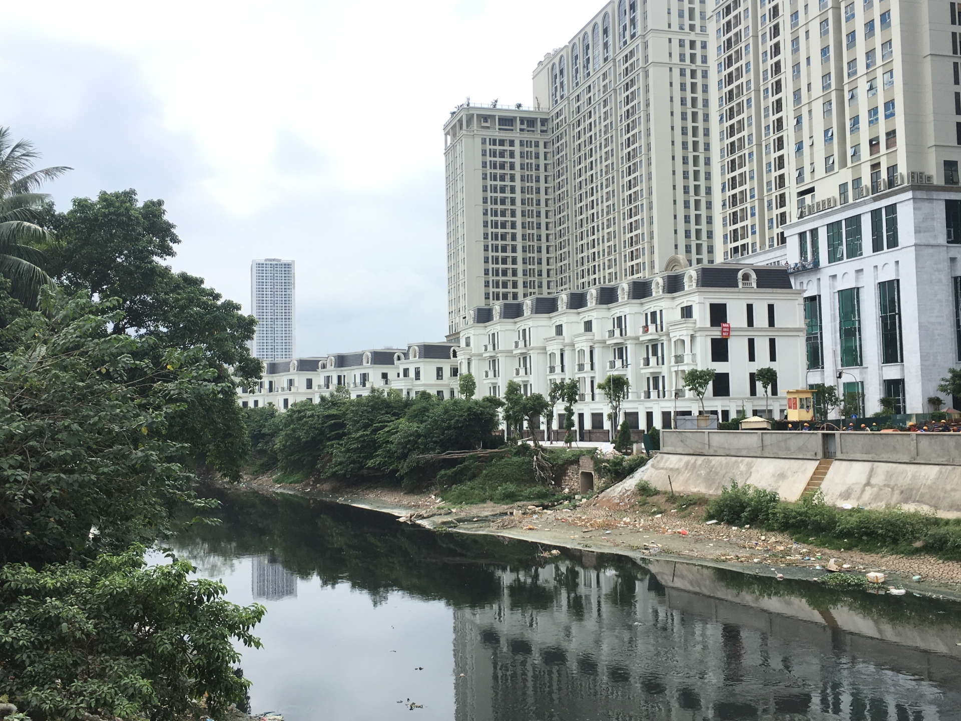 Sông Nhuệ ô nhiễm trầm trọng, "chết" dần trong ký ức người dân song nhue o nhiem tram trong chet dan trong ky uc nguoi dan