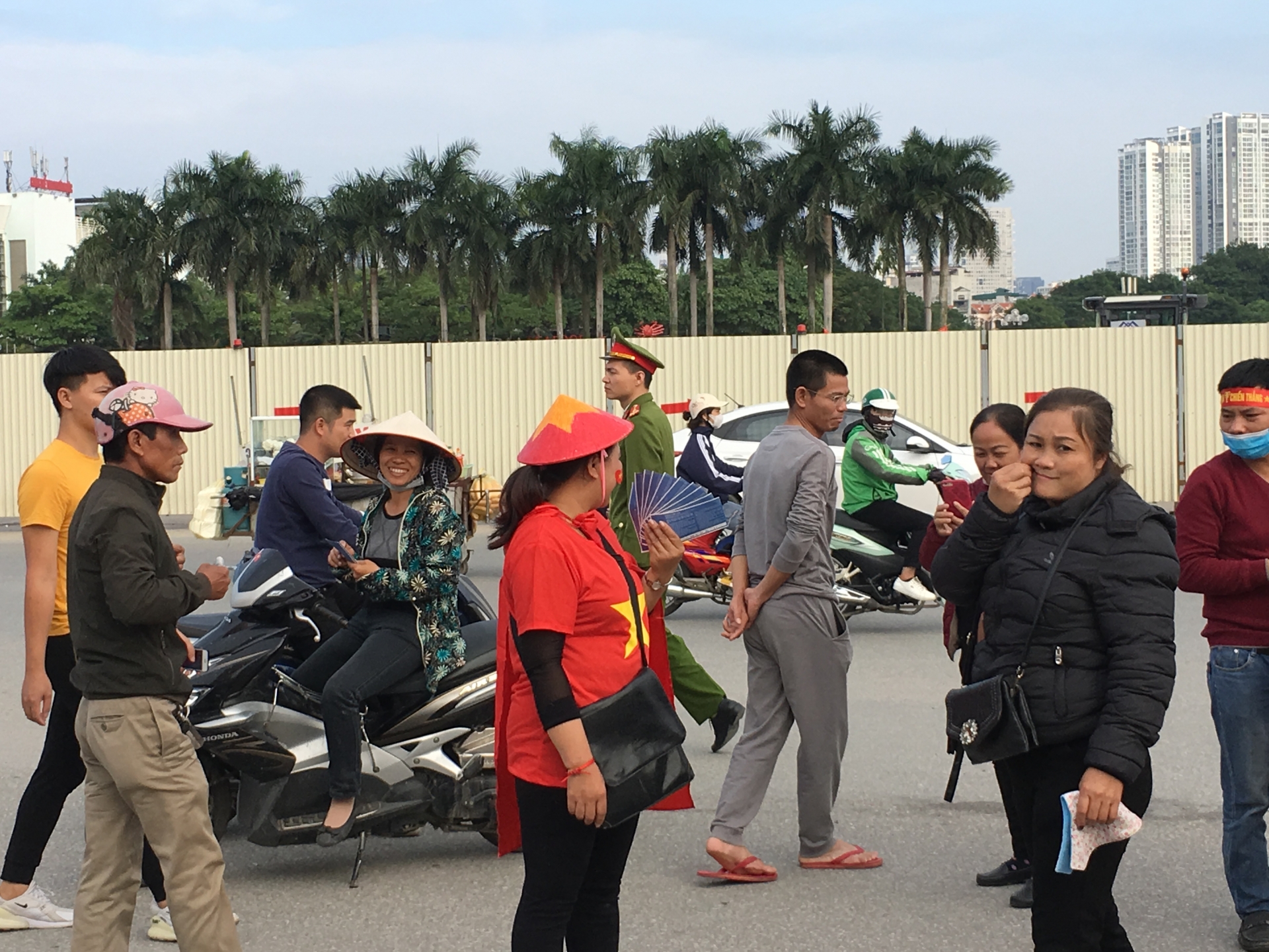 Lực lượng phe vé đông như “trẩy hội” trước trận Việt Nam - Thái Lan