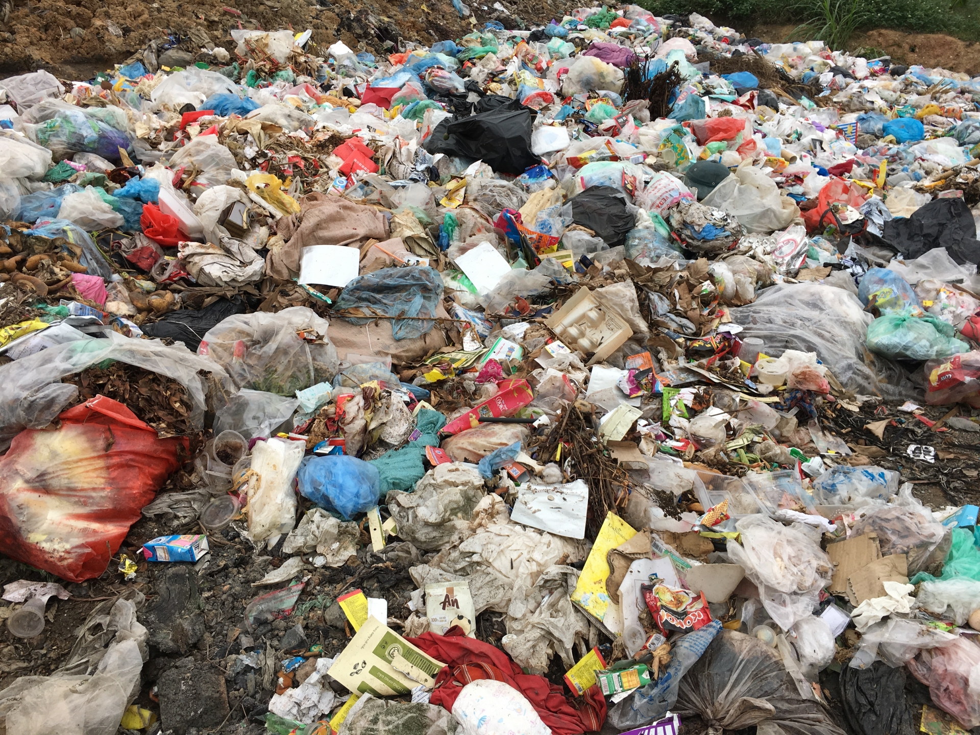 Khủng hoảng vì ô nhiễm rác thải, người già "khấn trời" cho sự bình an của những đứa trẻ khung hoang vi o nhiem rac thai nguoi gia khan troi cho su binh an cua nhung dua tre