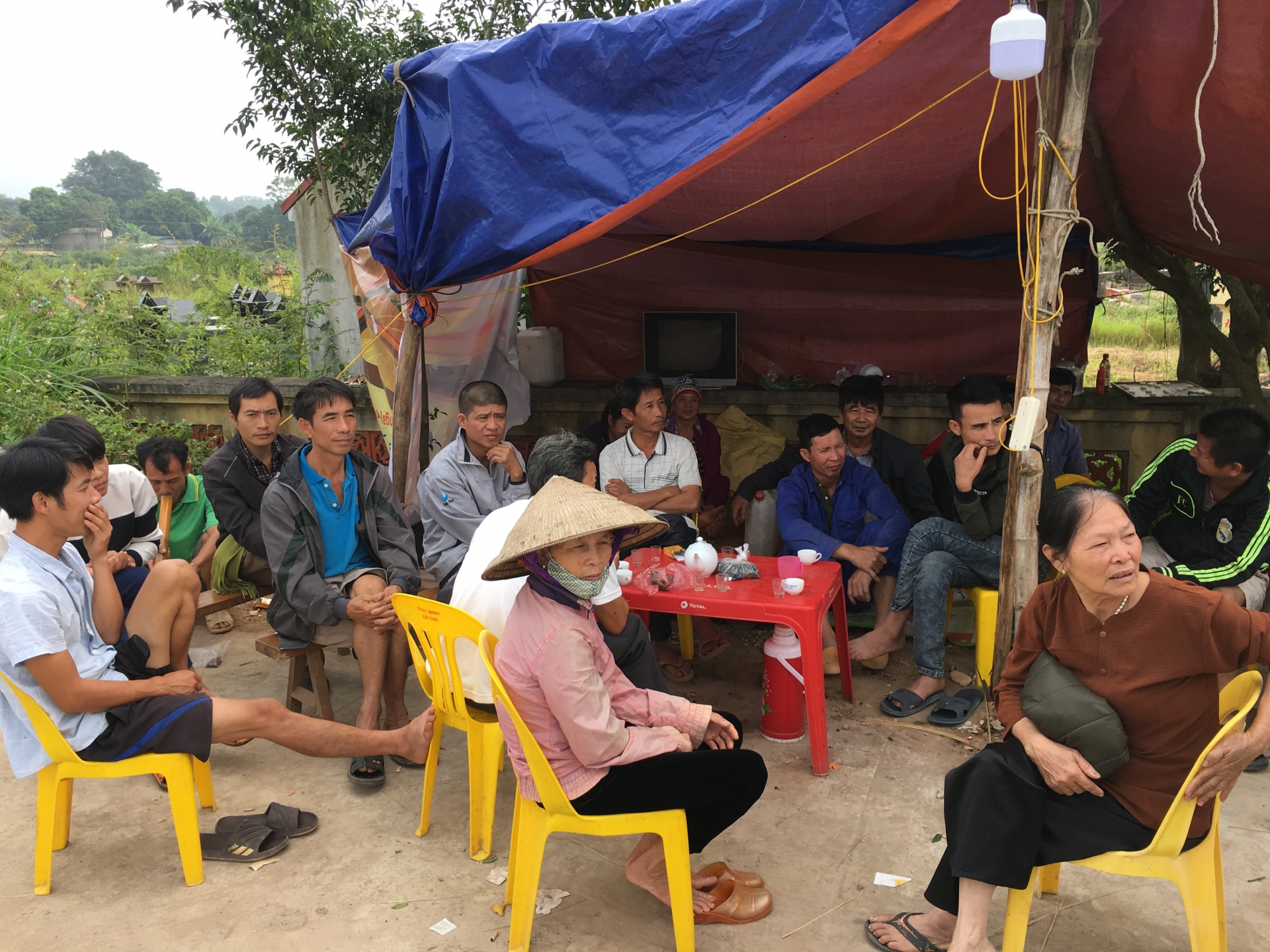 Khủng hoảng vì ô nhiễm rác thải, người già "khấn trời" cho sự bình an của những đứa trẻ