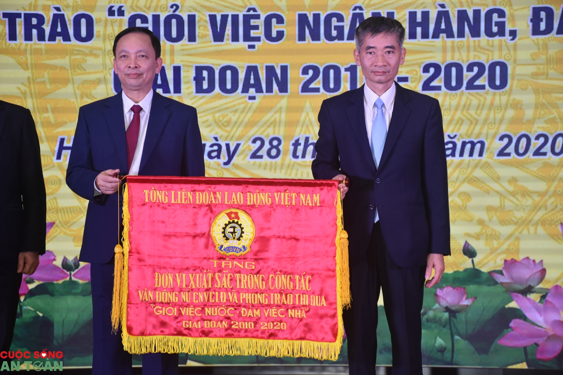 Lan toả mạnh mẽ phong trào “Giỏi việc ngân hàng, đảm việc nhà” Lan toả mạnh mẽ phong trào “Giỏi việc ngân hàng, đảm việc nhà”