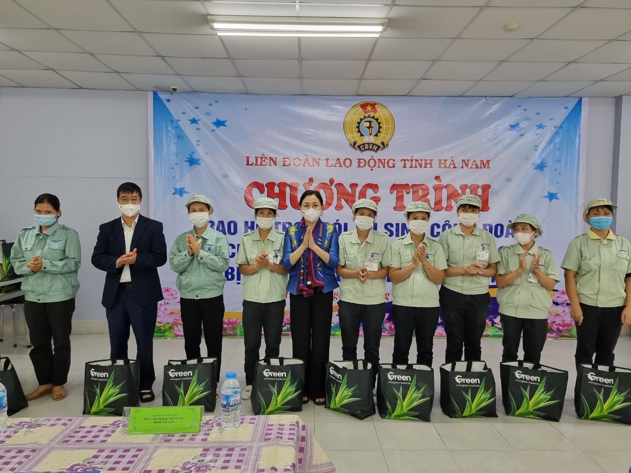 Phong trào thi đua đặc biệt của Công đoàn Hà Nam vượt qua đại dịch Covid-19 Phong trào thi đua đặc biệt của Công đoàn Hà Nam vượt qua đại dịch Covid-19