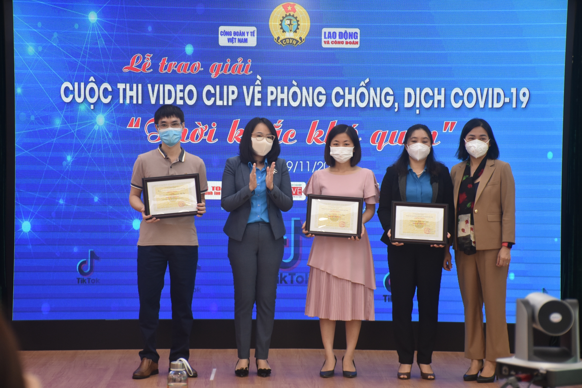 Trao giải cuộc thi video clip “Thời khắc khó quên” Trao giải cuộc thi video clip “Thời khắc khó quên”