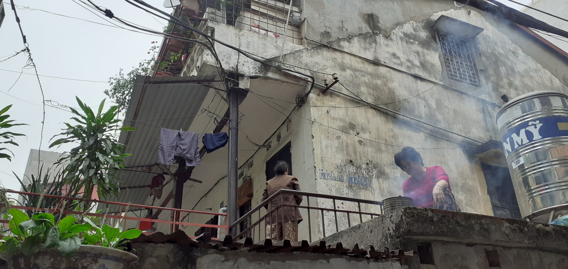 Cuộc sống chật chội tại khu tập thể đường sắt: 8 người sống trong căn hộ hơn 20m2 cuoc song chat choi tai khu tap the duong sat 8 nguoi song trong can ho hon 20m2