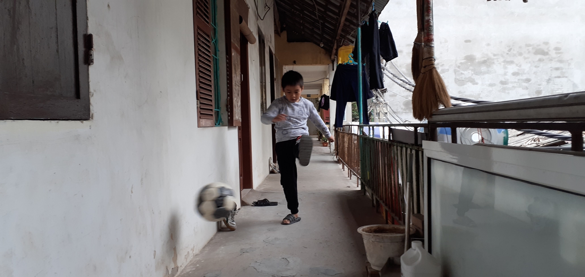 Cuộc sống chật chội tại khu tập thể đường sắt: 8 người sống trong căn hộ hơn 20m2 cuoc song chat choi tai khu tap the duong sat 8 nguoi song trong can ho hon 20m2