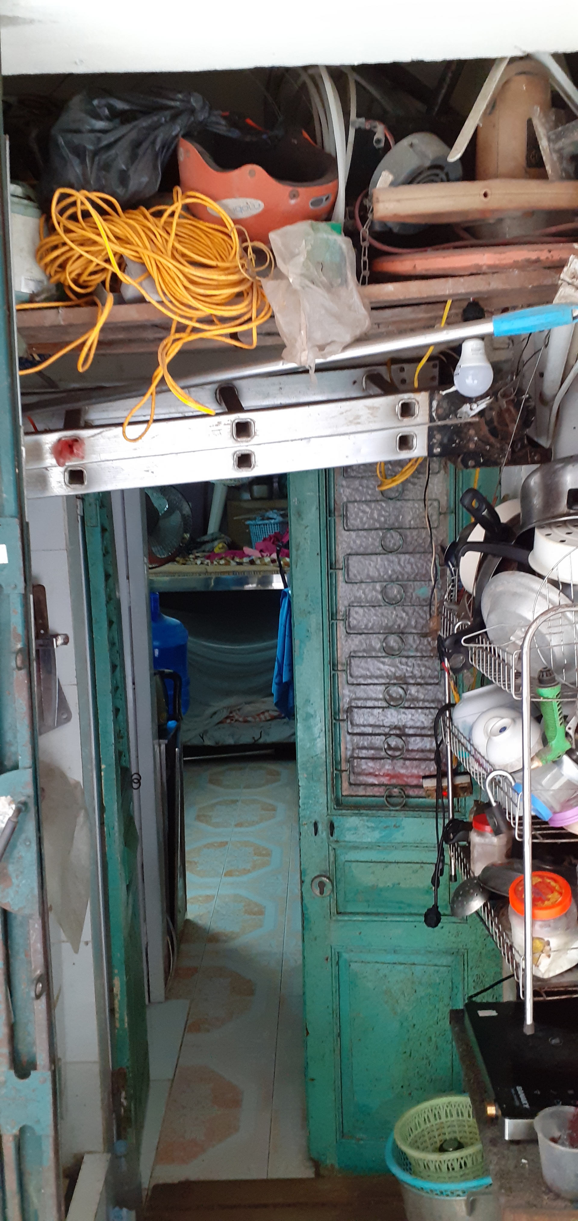 Cuộc sống chật chội tại khu tập thể đường sắt: 8 người sống trong căn hộ hơn 20m2 cuoc song chat choi tai khu tap the duong sat 8 nguoi song trong can ho hon 20m2