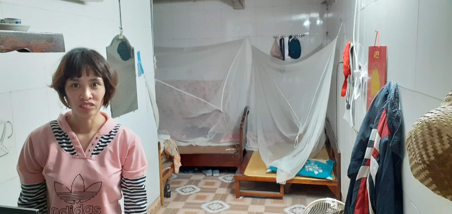 Cuộc sống chật chội tại khu tập thể đường sắt: 8 người sống trong căn hộ hơn 20m2 cuoc song chat choi tai khu tap the duong sat 8 nguoi song trong can ho hon 20m2