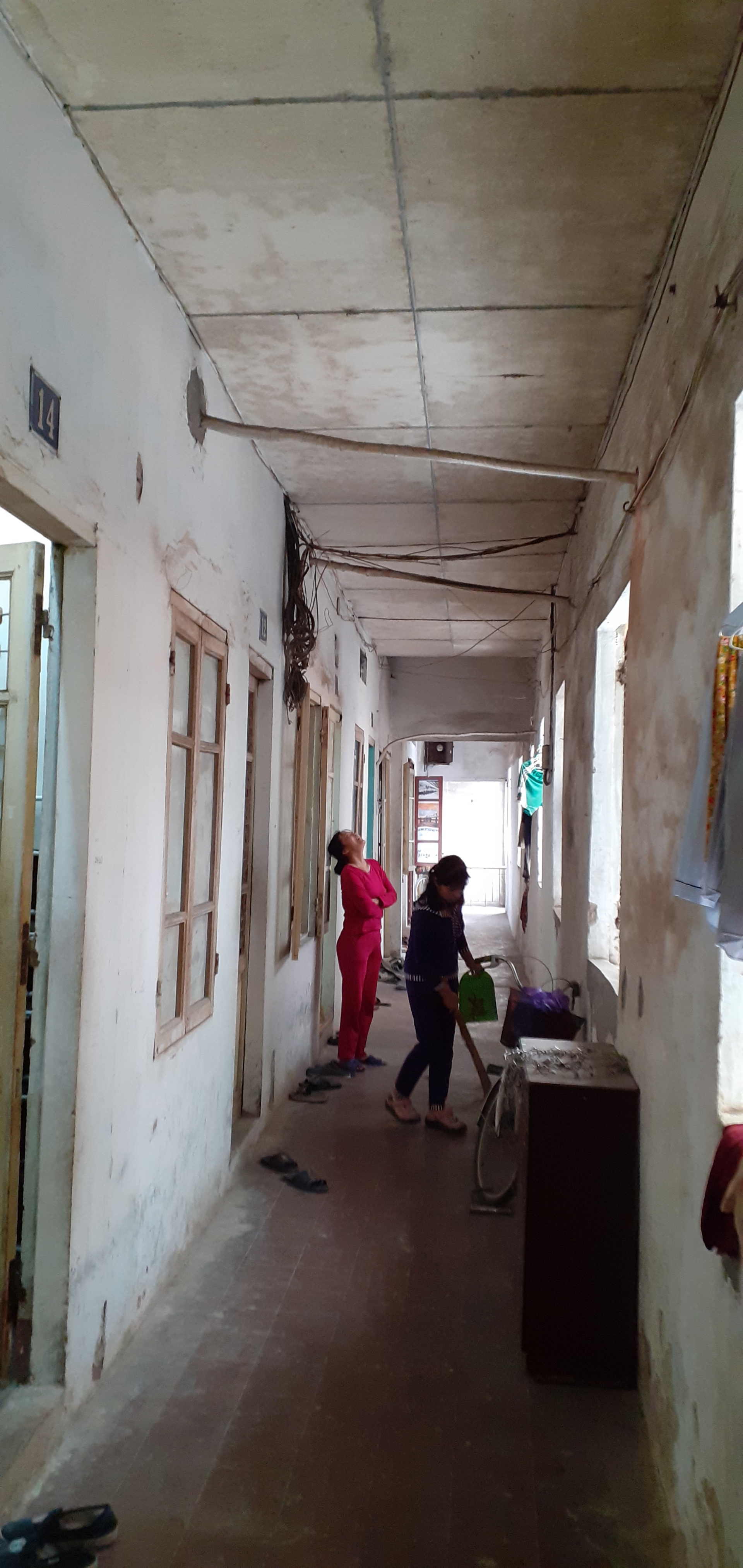 Cuộc sống chật chội tại khu tập thể đường sắt: 8 người sống trong căn hộ hơn 20m2 cuoc song chat choi tai khu tap the duong sat 8 nguoi song trong can ho hon 20m2