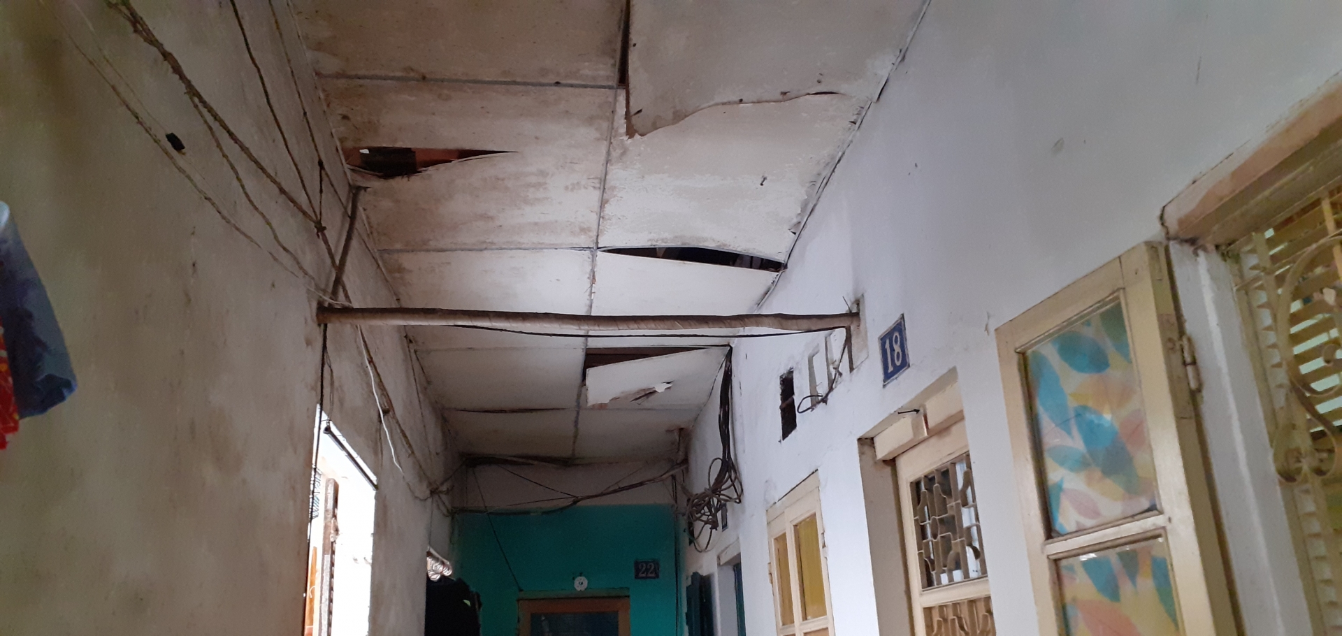 Cuộc sống chật chội tại khu tập thể đường sắt: 8 người sống trong căn hộ hơn 20m2 cuoc song chat choi tai khu tap the duong sat 8 nguoi song trong can ho hon 20m2