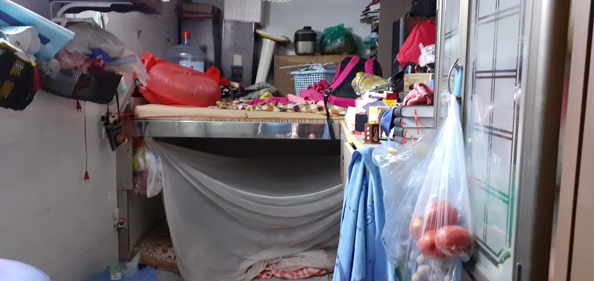 Cuộc sống chật chội tại khu tập thể đường sắt: 8 người sống trong căn hộ hơn 20m2 cuoc song chat choi tai khu tap the duong sat 8 nguoi song trong can ho hon 20m2