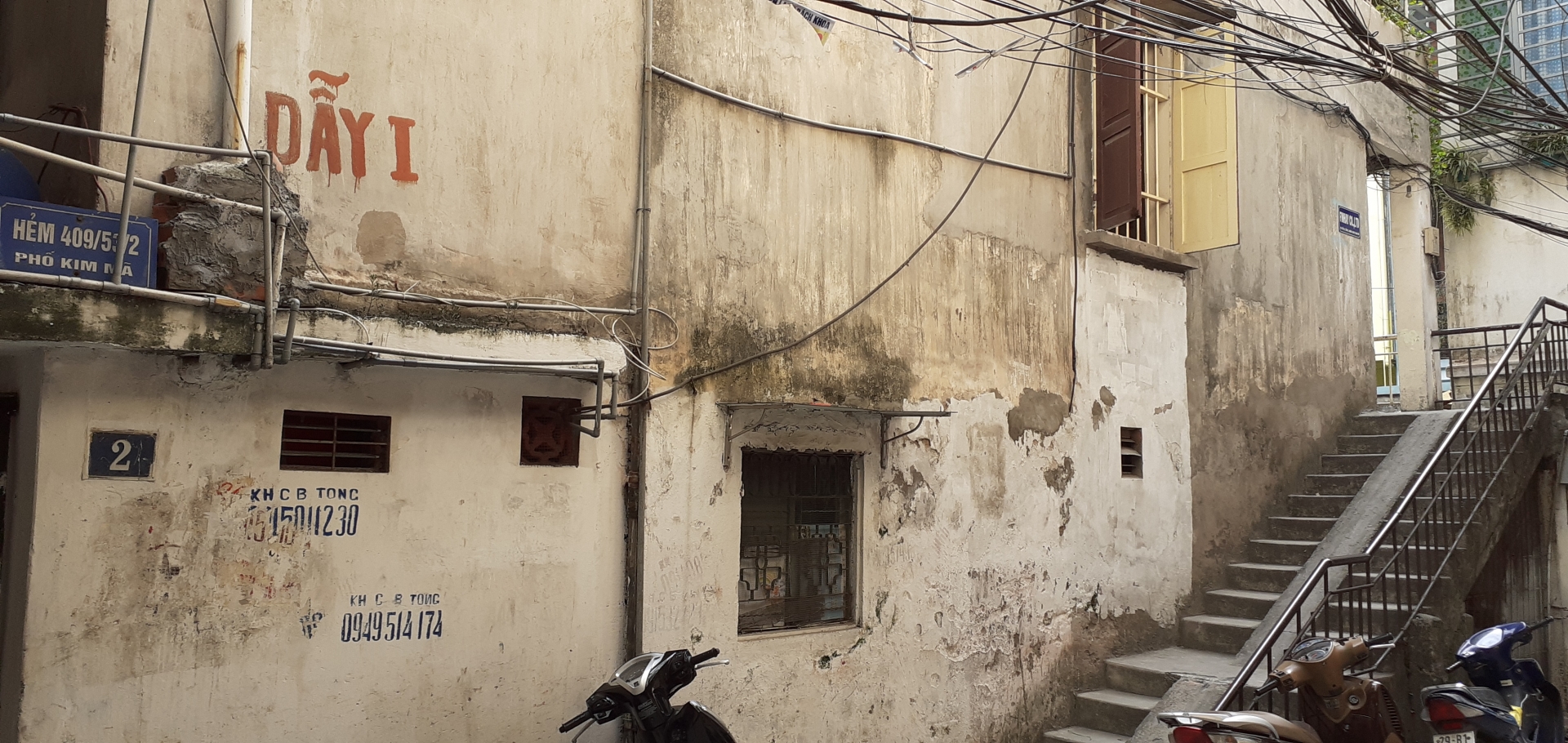 Cuộc sống chật chội tại khu tập thể đường sắt: 8 người sống trong căn hộ hơn 20m2 cuoc song chat choi tai khu tap the duong sat 8 nguoi song trong can ho hon 20m2