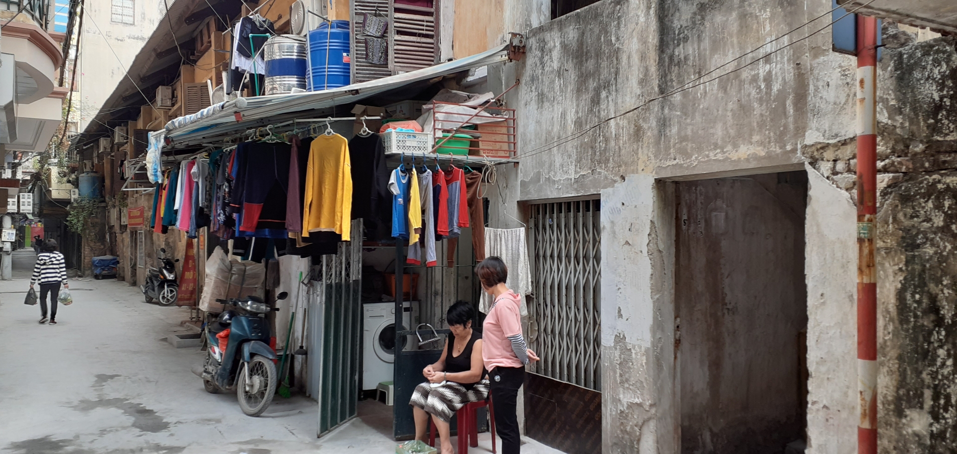 Cuộc sống chật chội tại khu tập thể đường sắt: 8 người sống trong căn hộ hơn 20m2 cuoc song chat choi tai khu tap the duong sat 8 nguoi song trong can ho hon 20m2