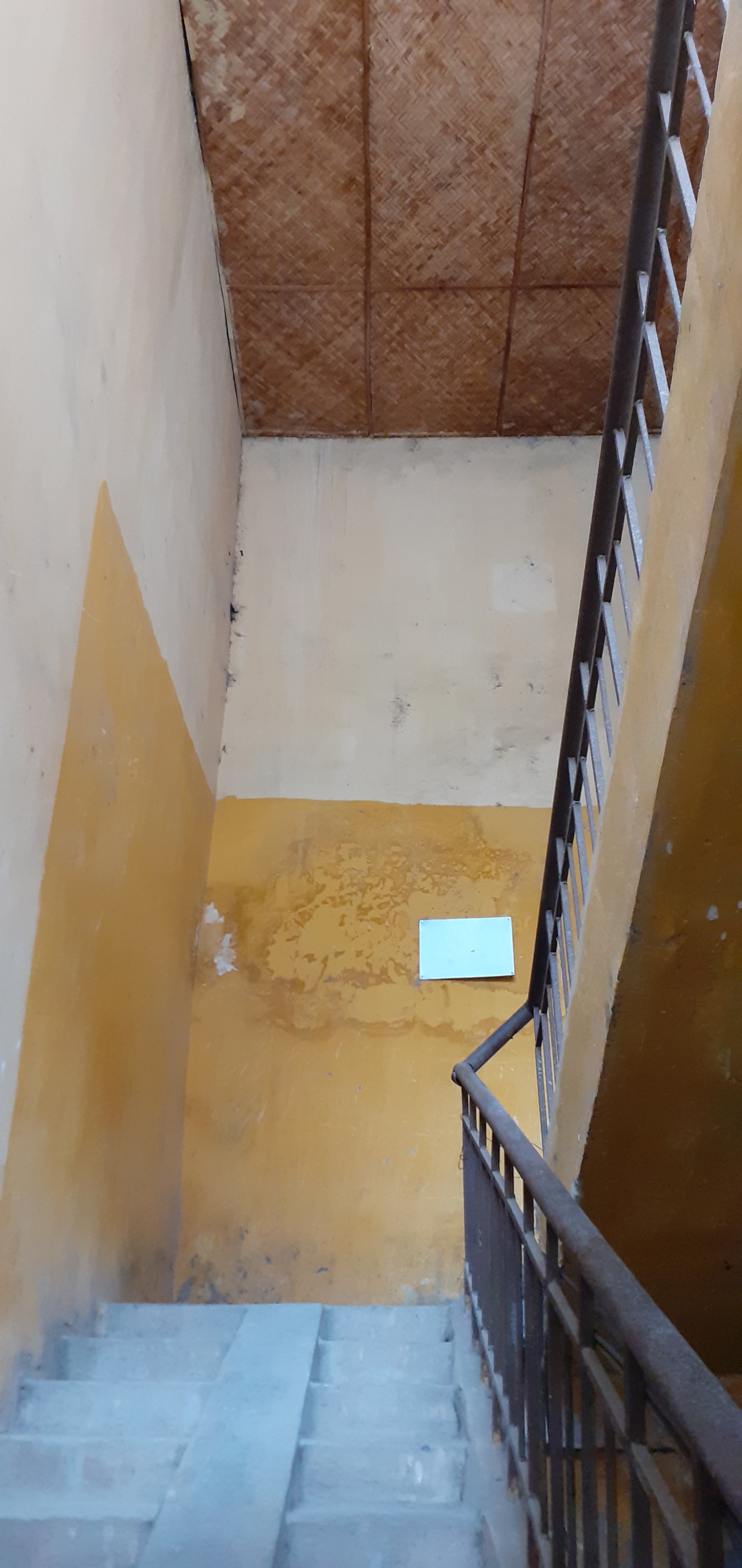 Cuộc sống chật chội tại khu tập thể đường sắt: 8 người sống trong căn hộ hơn 20m2 cuoc song chat choi tai khu tap the duong sat 8 nguoi song trong can ho hon 20m2