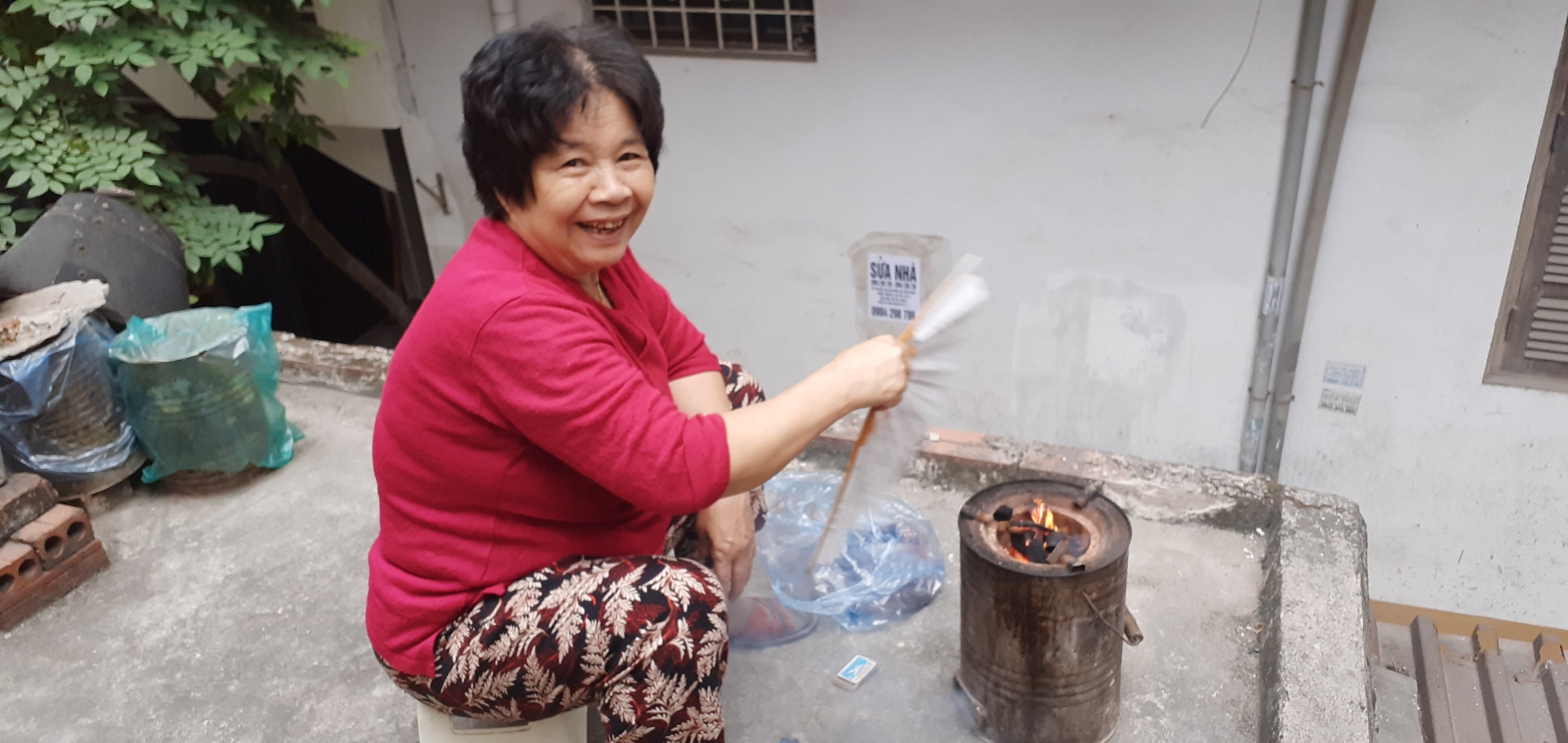 Cuộc sống chật chội tại khu tập thể đường sắt: 8 người sống trong căn hộ hơn 20m2 cuoc song chat choi tai khu tap the duong sat 8 nguoi song trong can ho hon 20m2