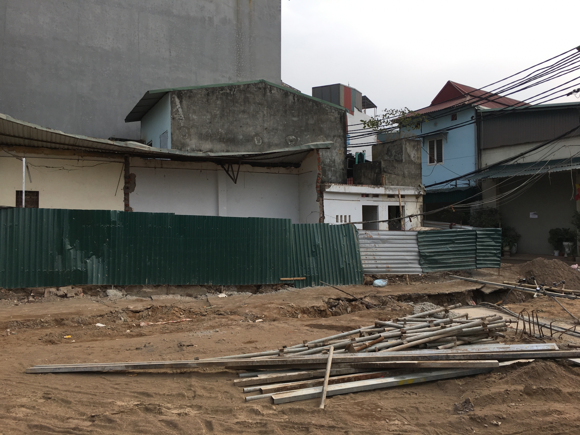 Sắp hết khổ vì mương thối, dân lại bất an vì nhà nứt toác ha noi sap het kho vi muong thoi dan lai bat an vi nha nut toac