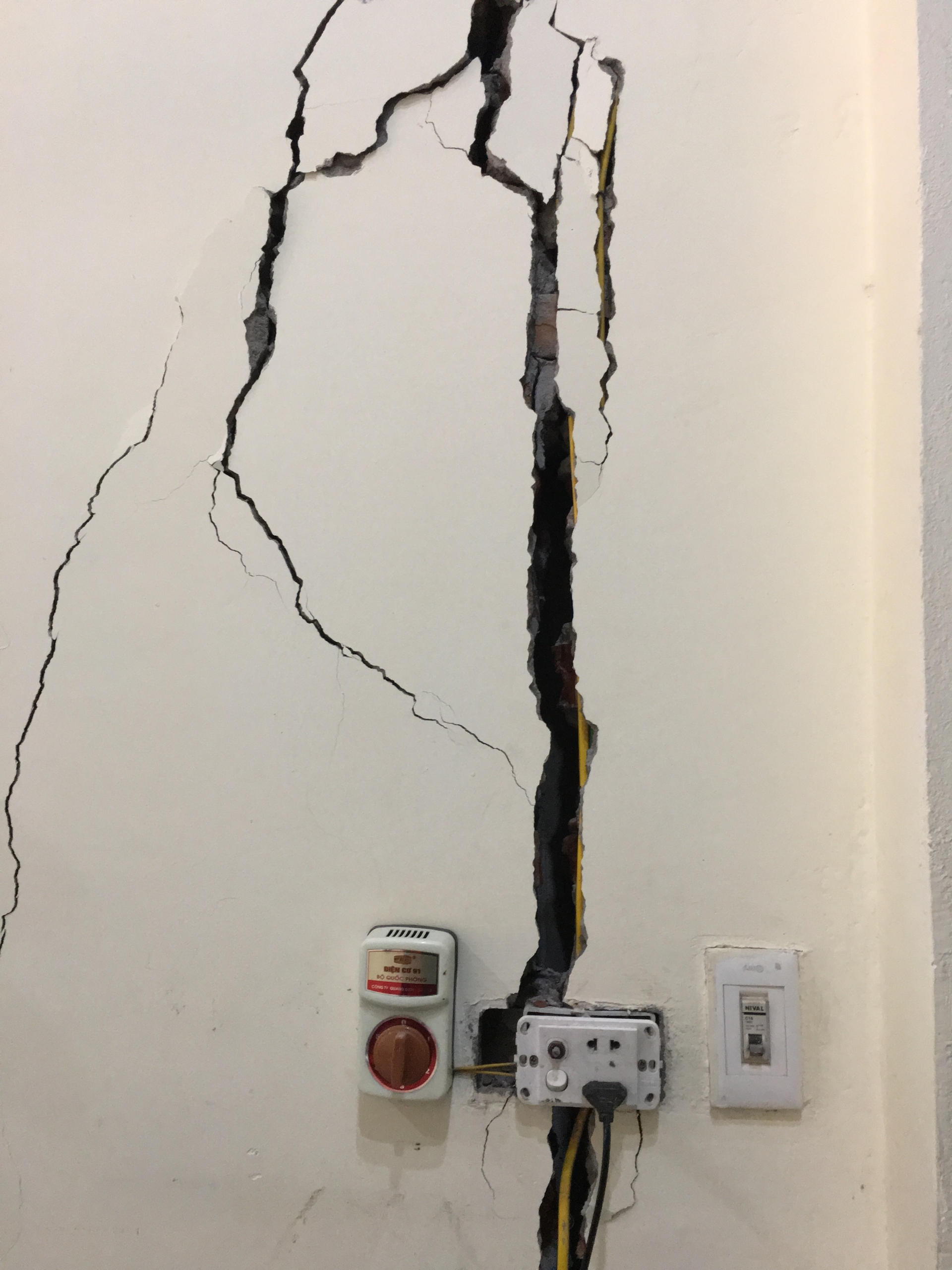 Sắp hết khổ vì mương thối, dân lại bất an vì nhà nứt toác ha noi sap het kho vi muong thoi dan lai bat an vi nha nut toac