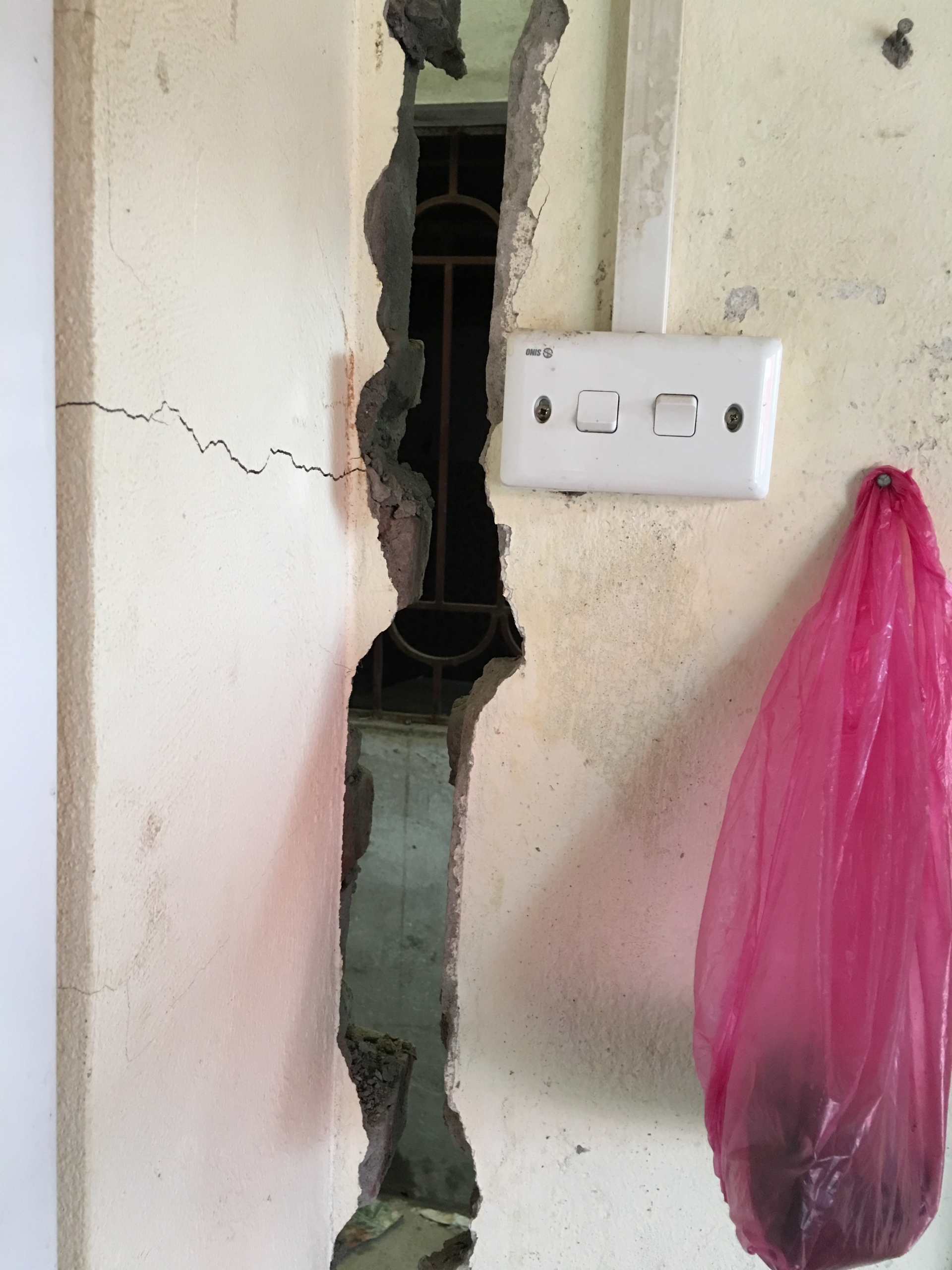 Sắp hết khổ vì mương thối, dân lại bất an vì nhà nứt toác ha noi sap het kho vi muong thoi dan lai bat an vi nha nut toac