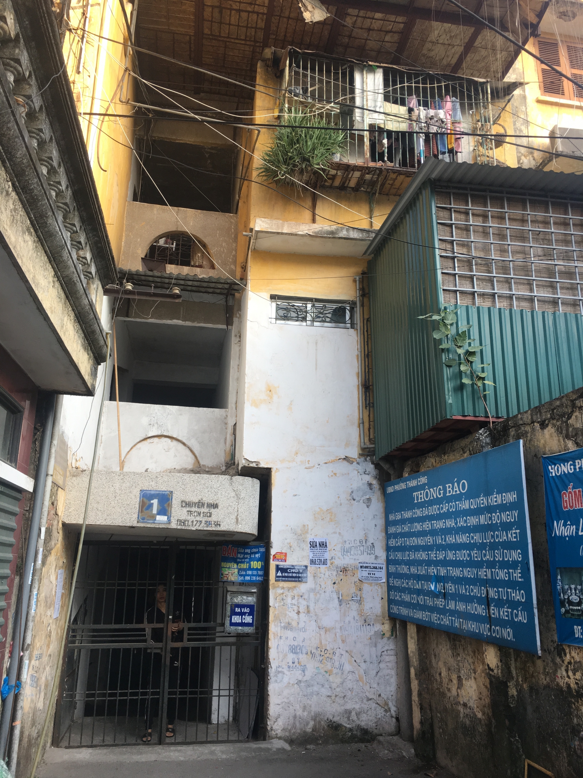 Vì sao người dân vẫn "bình thản" trước cảnh báo nguy hiểm tại các khu tập thể cũ? vi sao nguoi dan van binh than truoc canh bao nguy hiem tai cac khu tap the cu